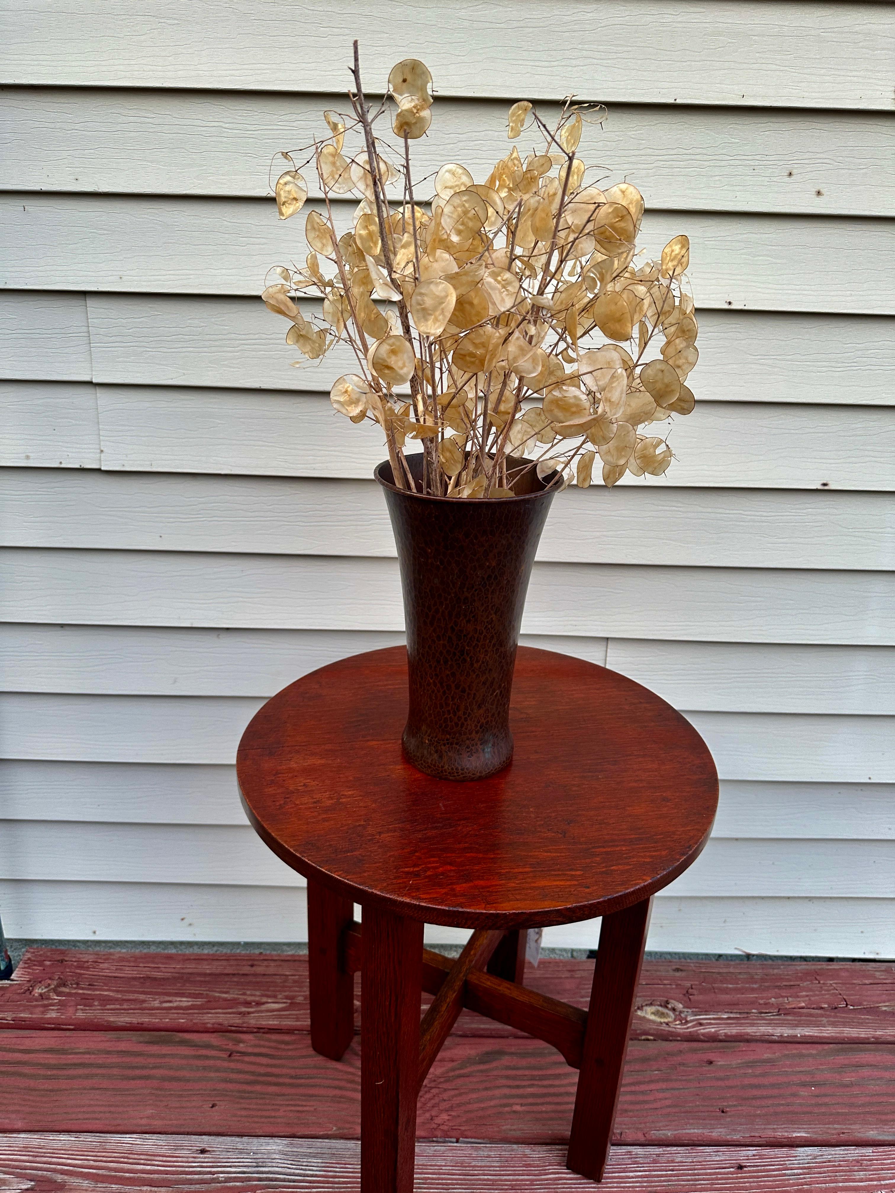 Ottone SUPERBO Vaso antico in rame martellato Gustav Stickley - W4444 in vendita