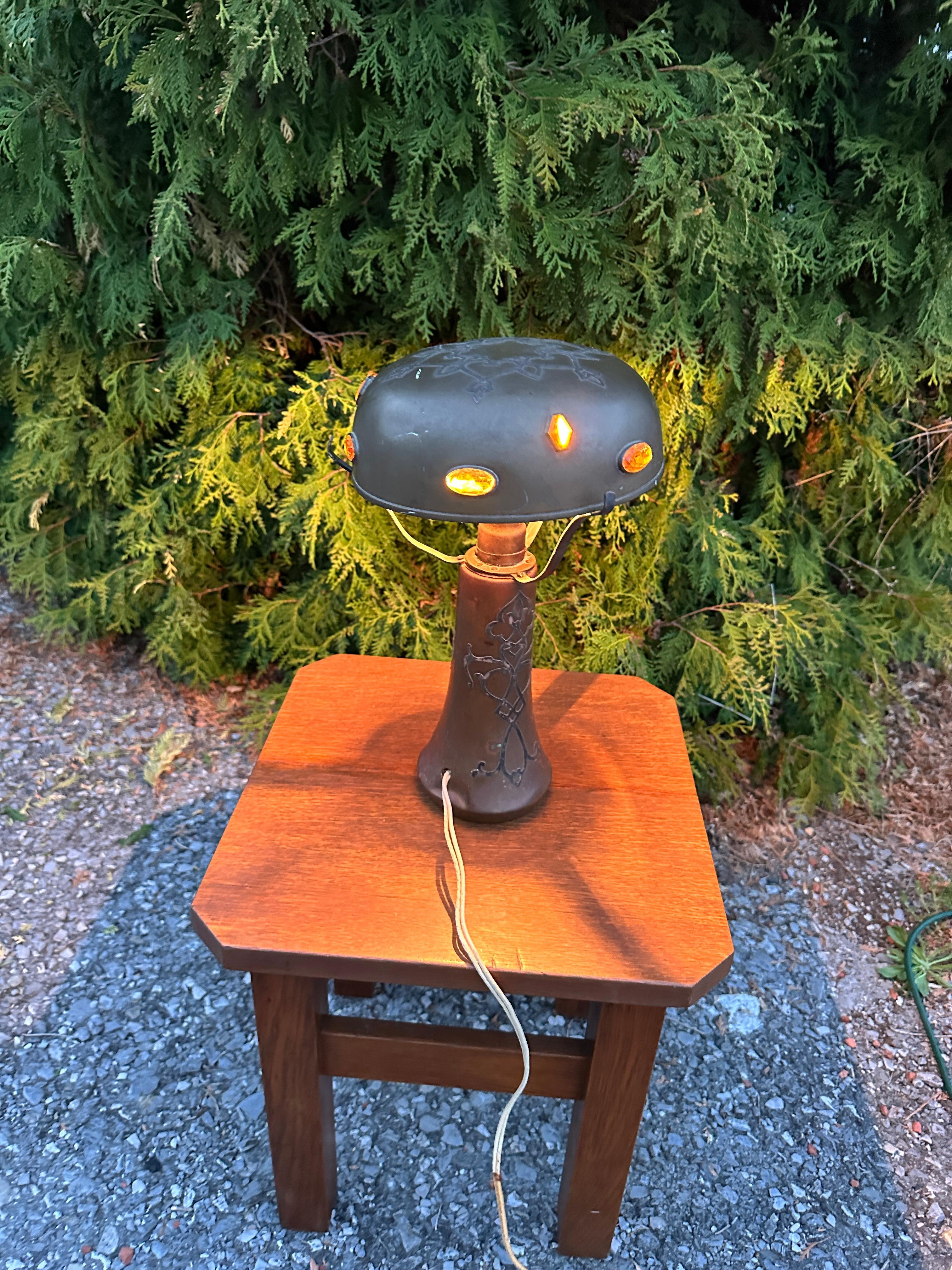 SUPERB Lámpara de mesa antigua Heintz - Época Stickley W7696

Se trata de una SÚPER Lámpara de Sobremesa Heintz Antigua Rara en buen estado con pátina original y con una abolladura en la parte inferior de la base justo debajo del cable eléctrico