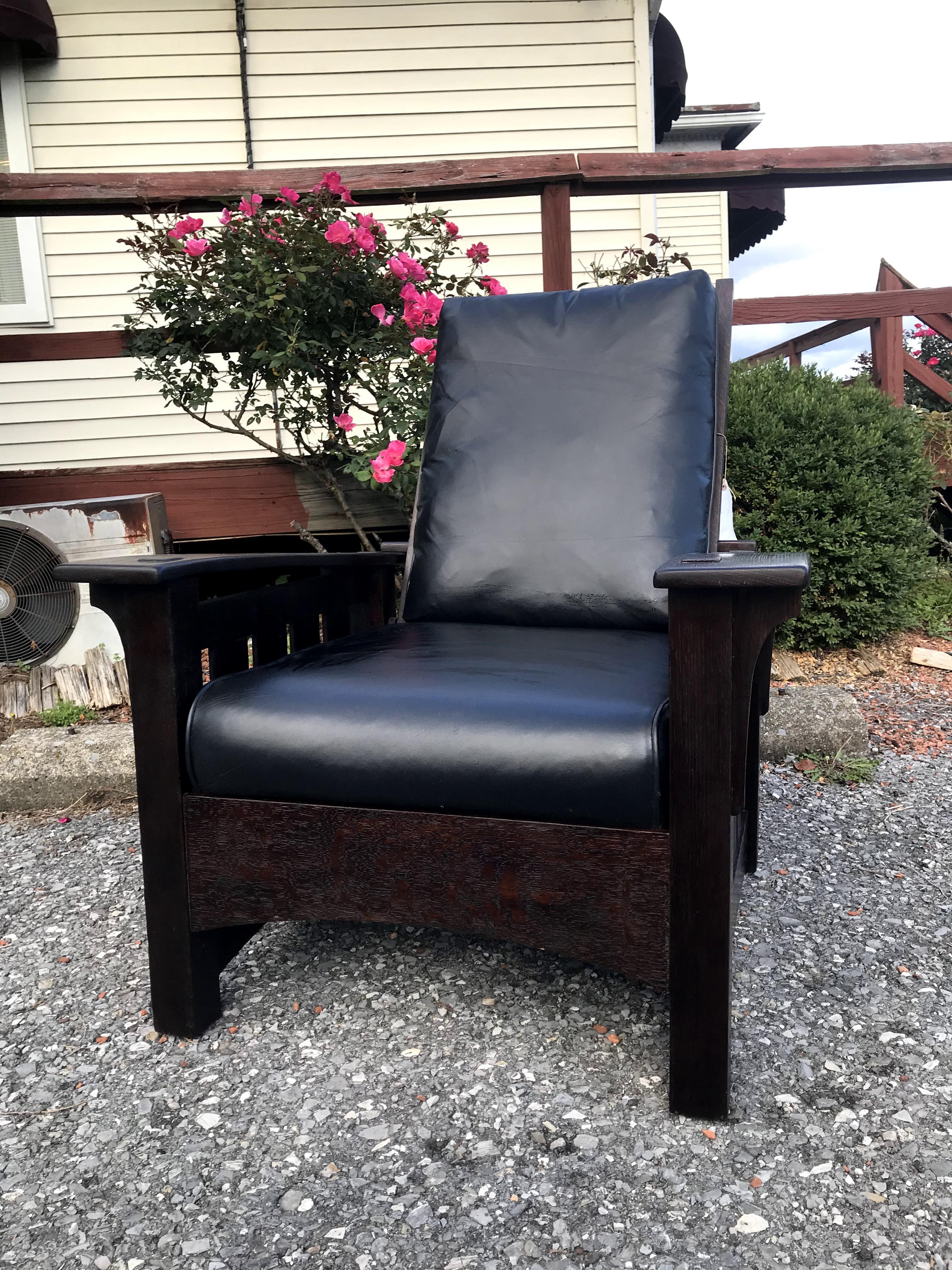 Superb Antique Morris Chair by Sikes Chair Co. In Good Condition For Sale In Shamokin Dam, PA