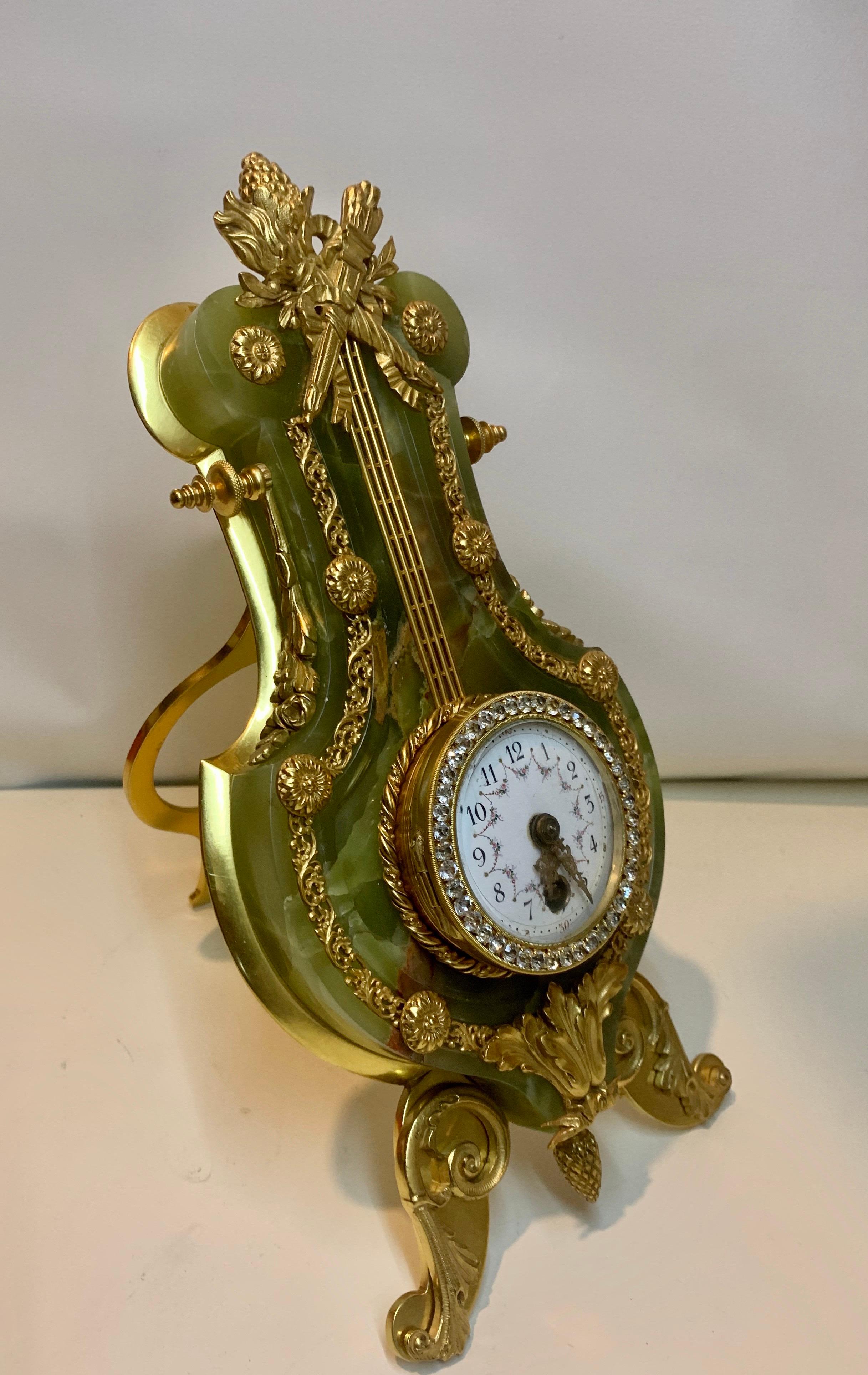 A very impressive French Louis XVI green onyx and gilt bronze ormolu Strut clock in the Louis XVI style. This superb clock has scrolling leaf and floral branch designs and it has a decorative Acorns to the top and bottom with swags and intricate