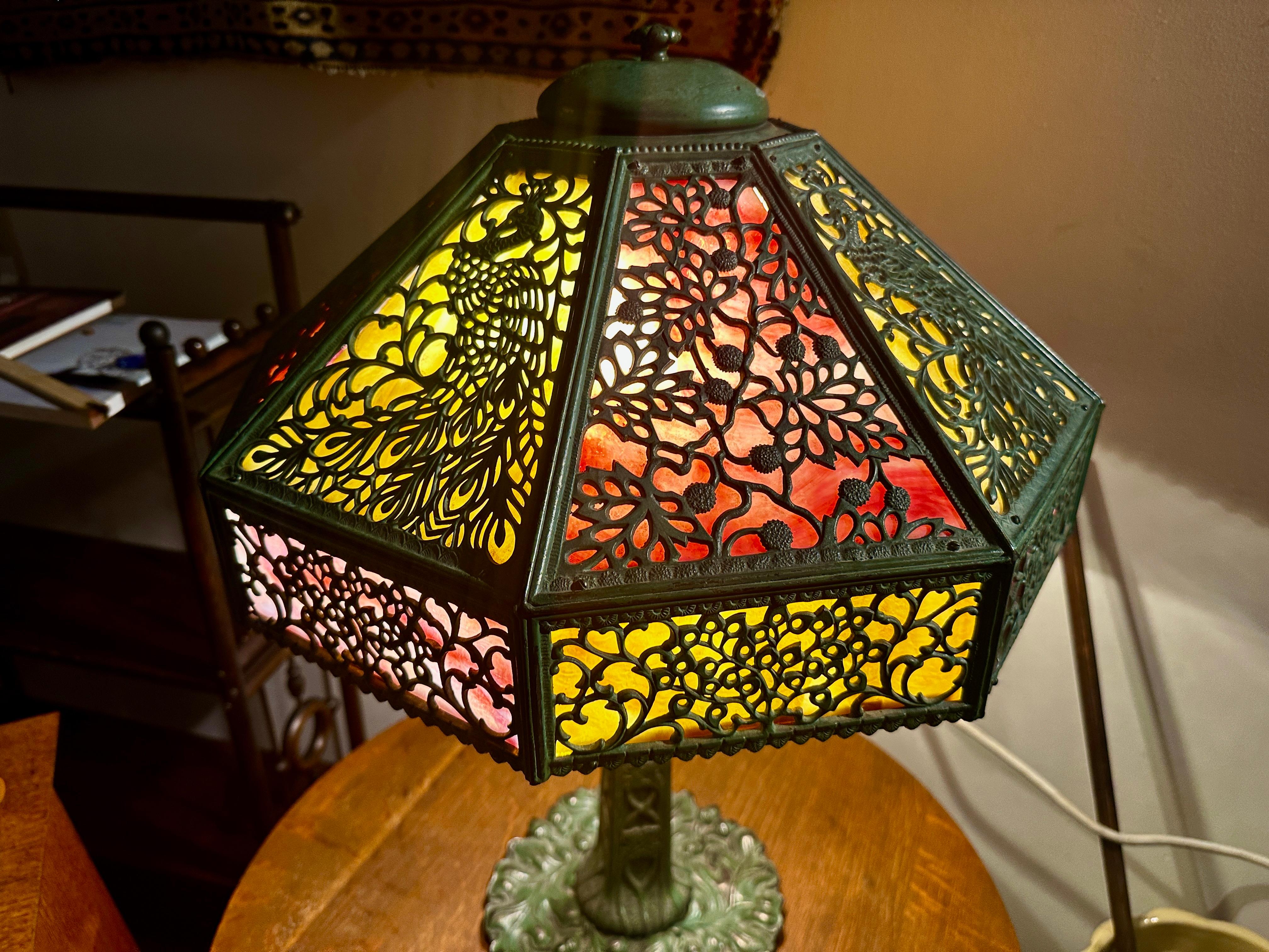 SUPERB Lámpara antigua Arts & Crafts Peacock de B&H - Época Stickley .   W8386 Vitral en venta