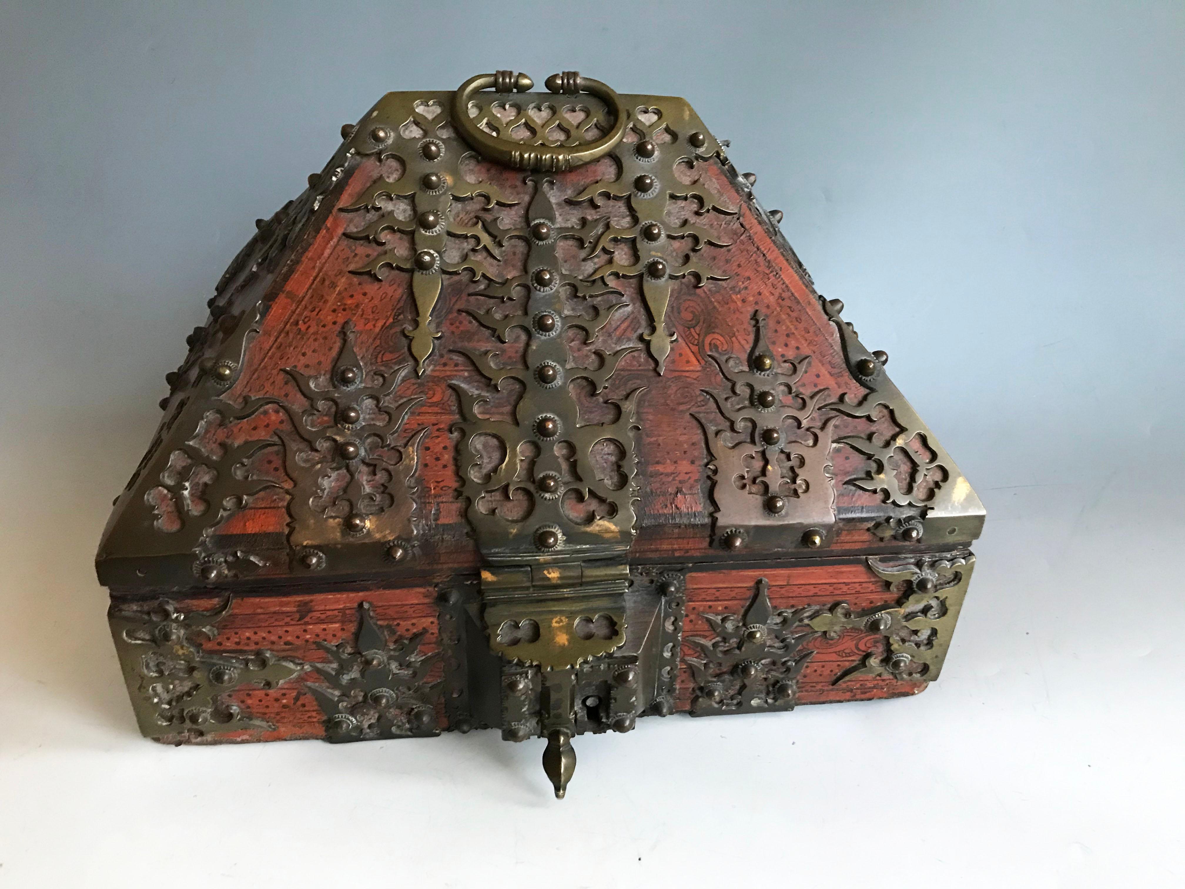 Antike sdindische Dowry-Box-Interieurdesign-Antiquitten-Geschenk (Indisch) im Angebot