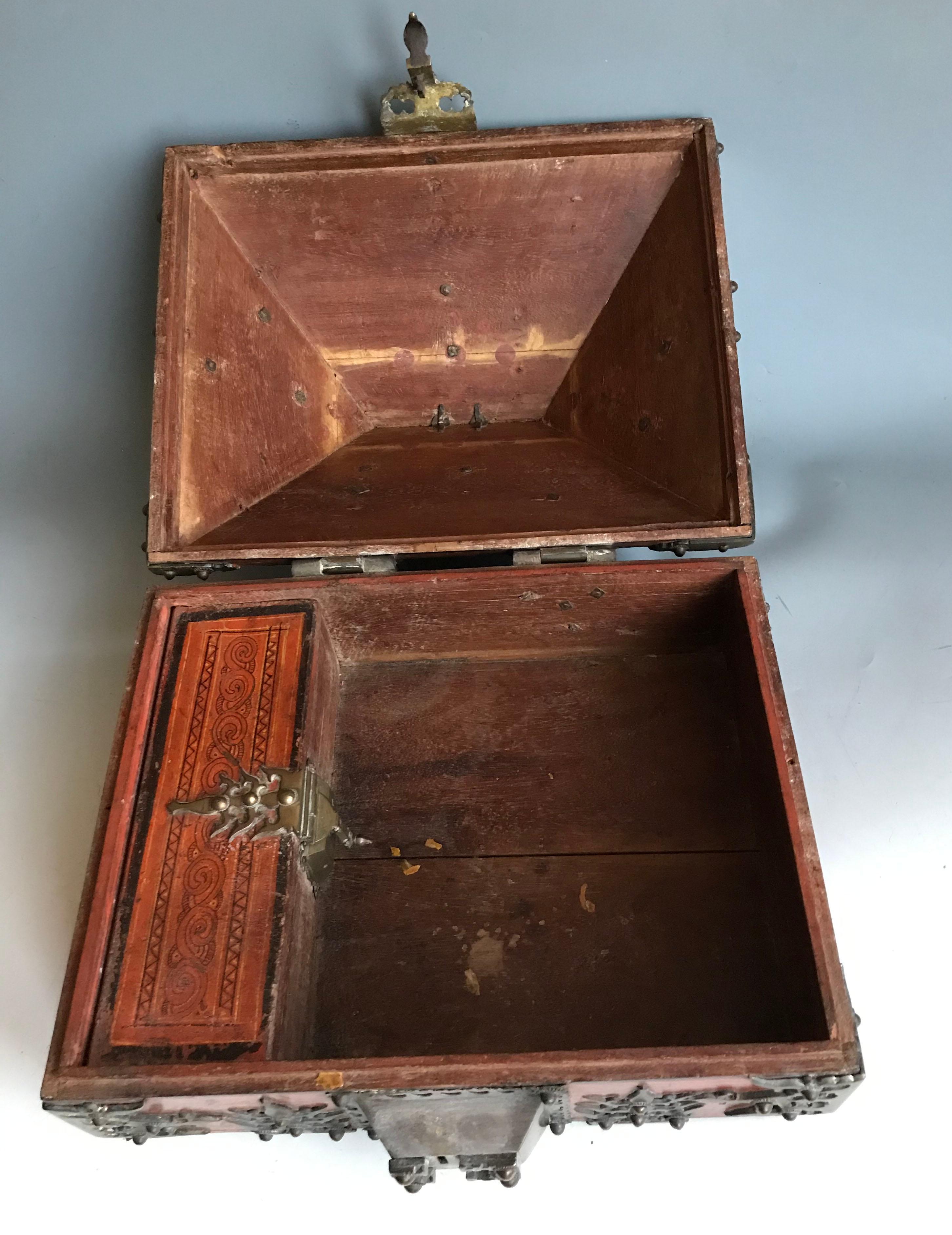 Superb Antique South Indian Kerala dowry box Interior Design Antiques Gifts In Good Condition For Sale In London, GB