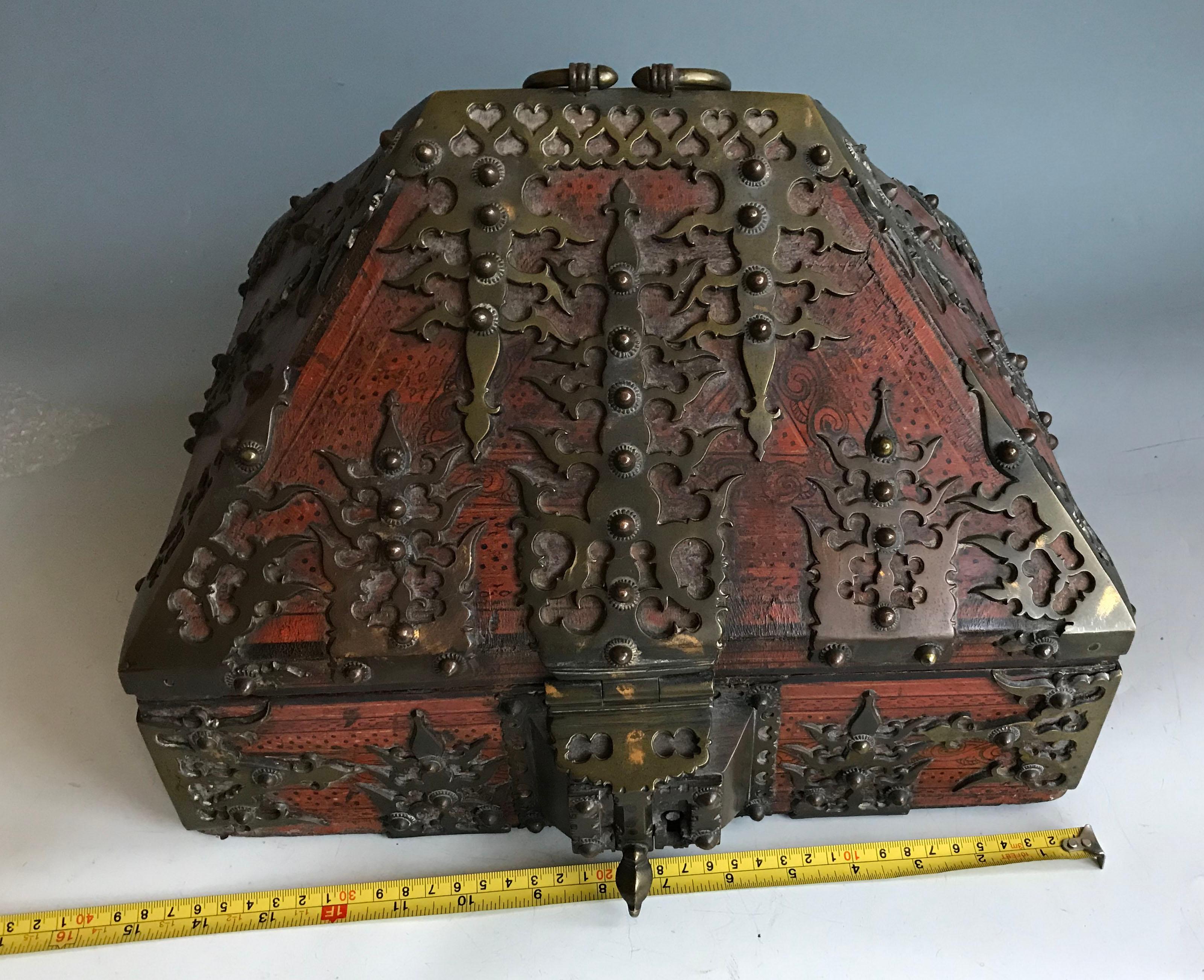 Superbe Antique South Indian Kerala dowry box Interior Design Antiques Gifts Bon état - En vente à London, GB