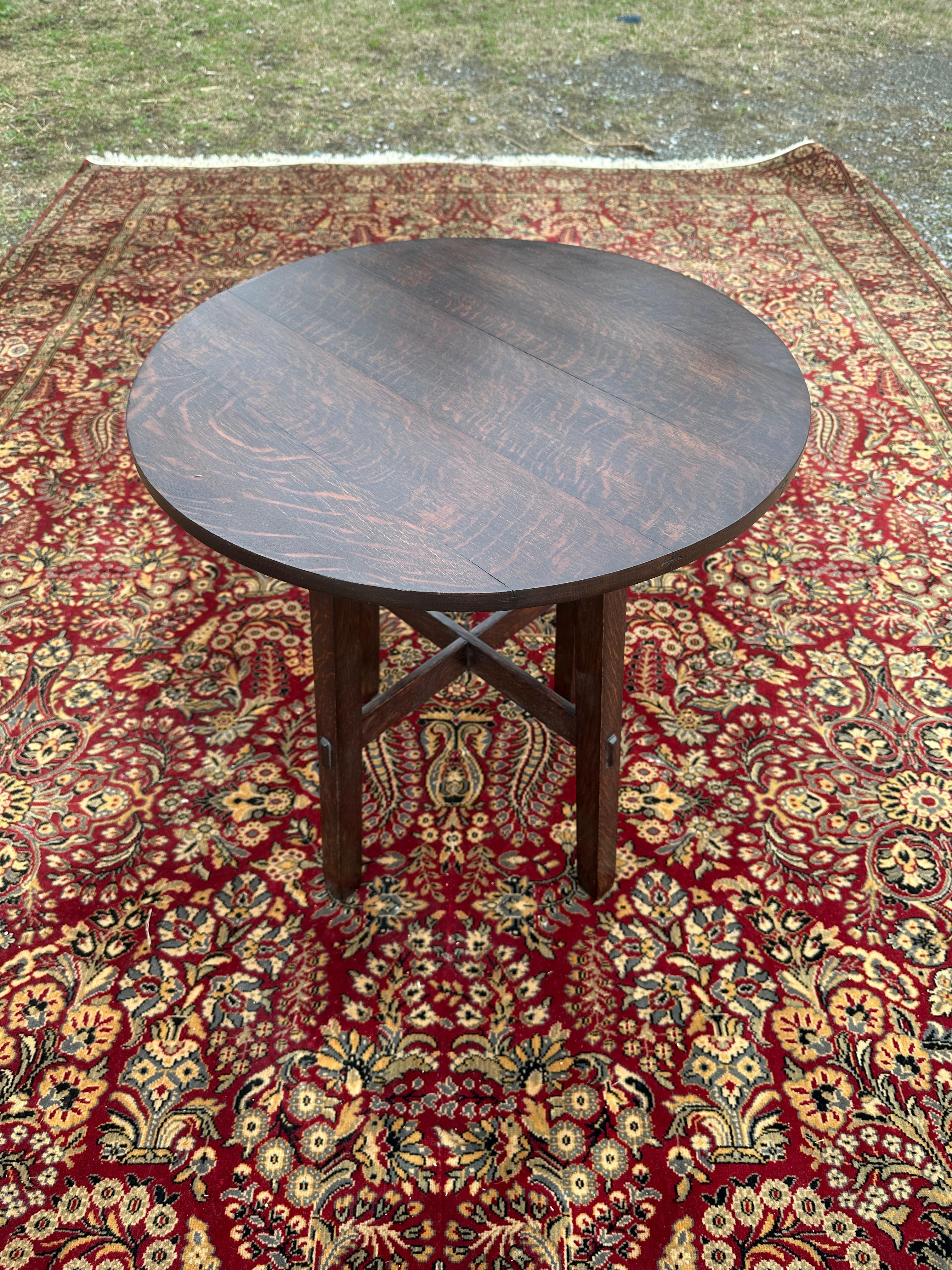 SUPERB Mesa antigua Stickley Brothers con patas ensanchadas - ¡Firmada! - W8385

Se trata de una mesa Stickley Brothers limpia y de muy buen aspecto, con un diseño de 