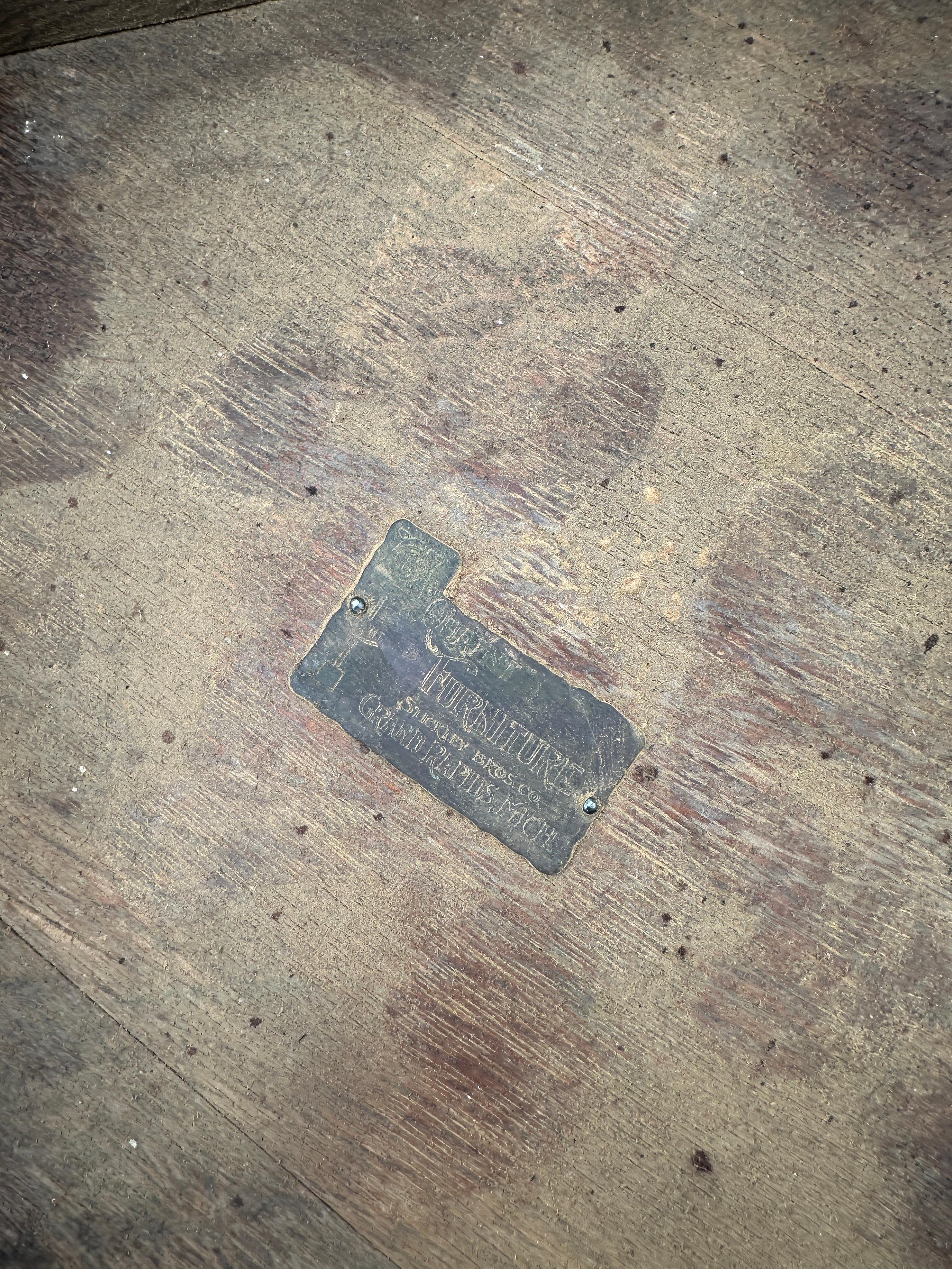 Mesa antigua Stickley Brothers con patas ensanchadas - ¡Firmada! - W8385  EXTRA   OFF en venta 1