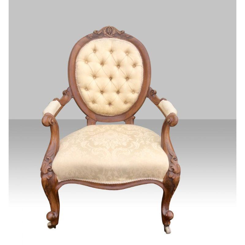 Vittoriano Superba poltrona antica vittoriana in noce con gambe cabriole e bracci aperti con schienale a cucchiaio in vendita