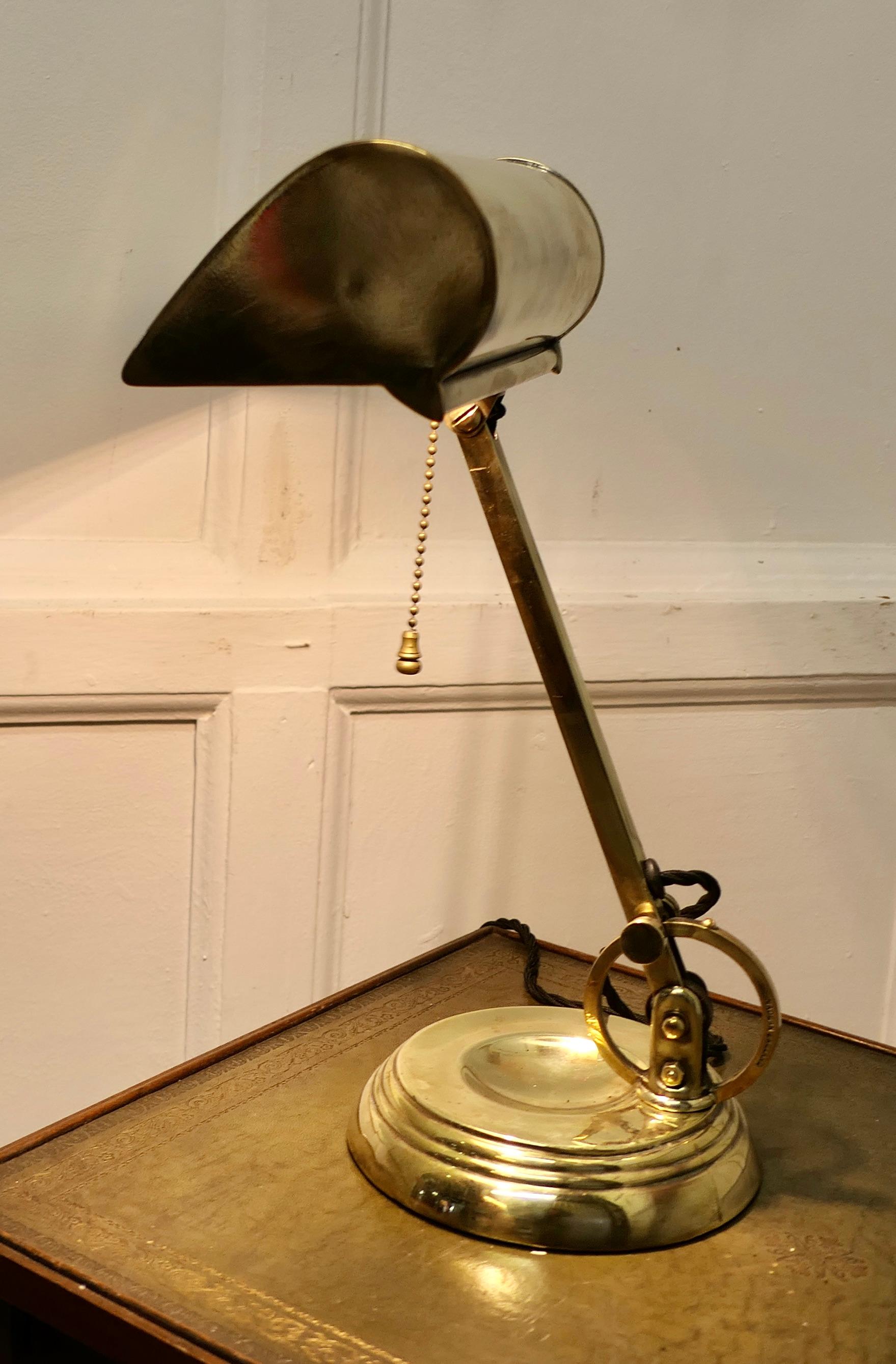 Superbe lampe de bureau Art Déco en laiton articulé pour banquiers en vente 4