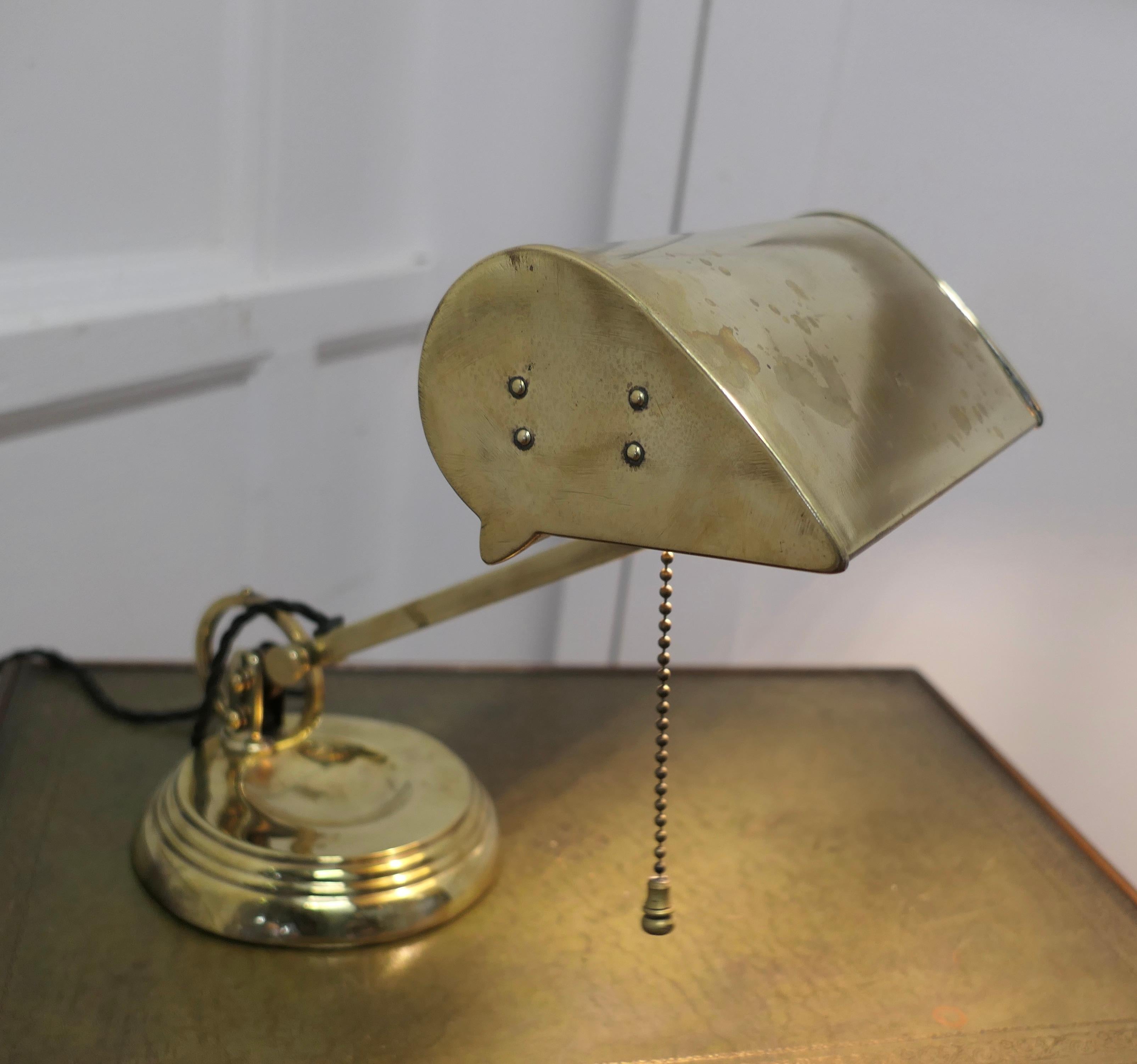 Laiton Superbe lampe de bureau Art Déco en laiton articulé pour banquiers en vente