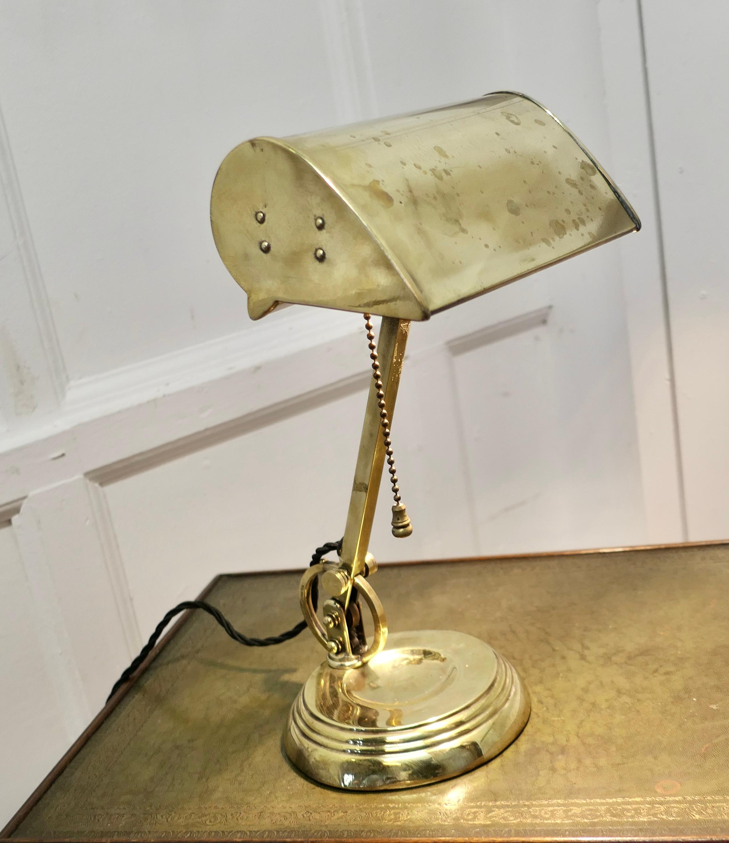 Superbe lampe de bureau Art Déco en laiton articulé pour banquiers en vente 1