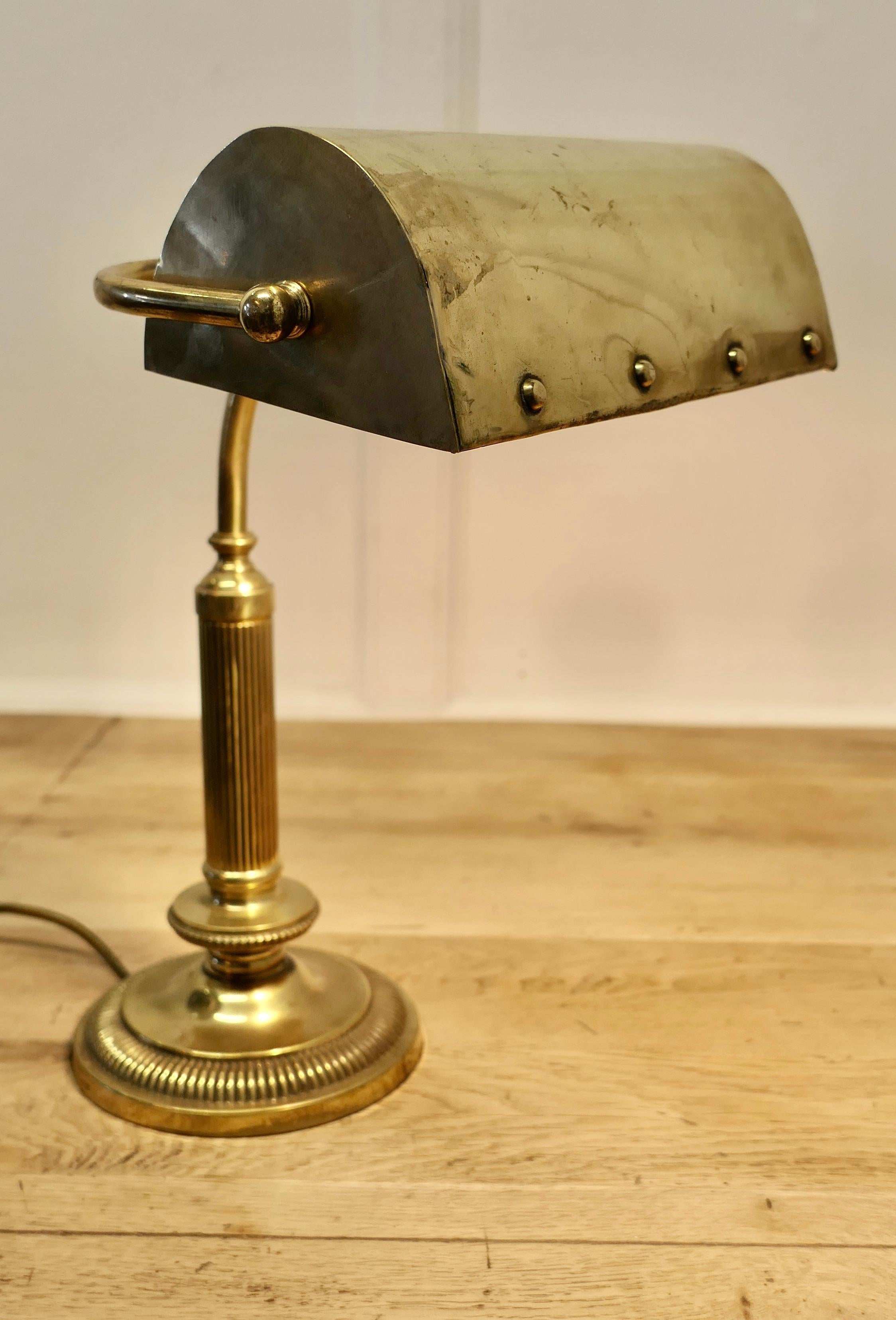 Art déco Superbe lampe de bureau Art Déco Bankers en laiton en vente