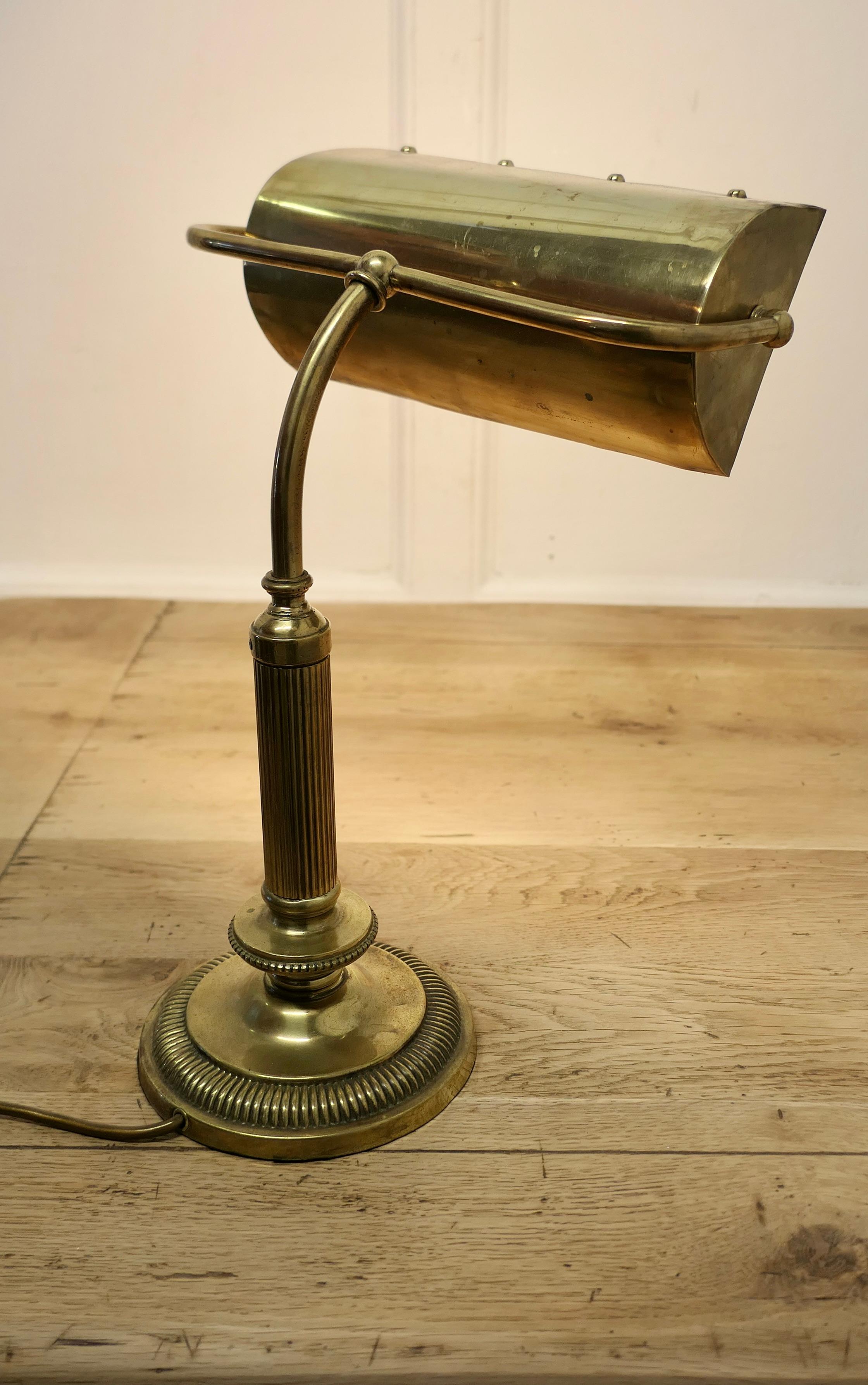 Milieu du XXe siècle Superbe lampe de bureau Art Déco Bankers en laiton en vente