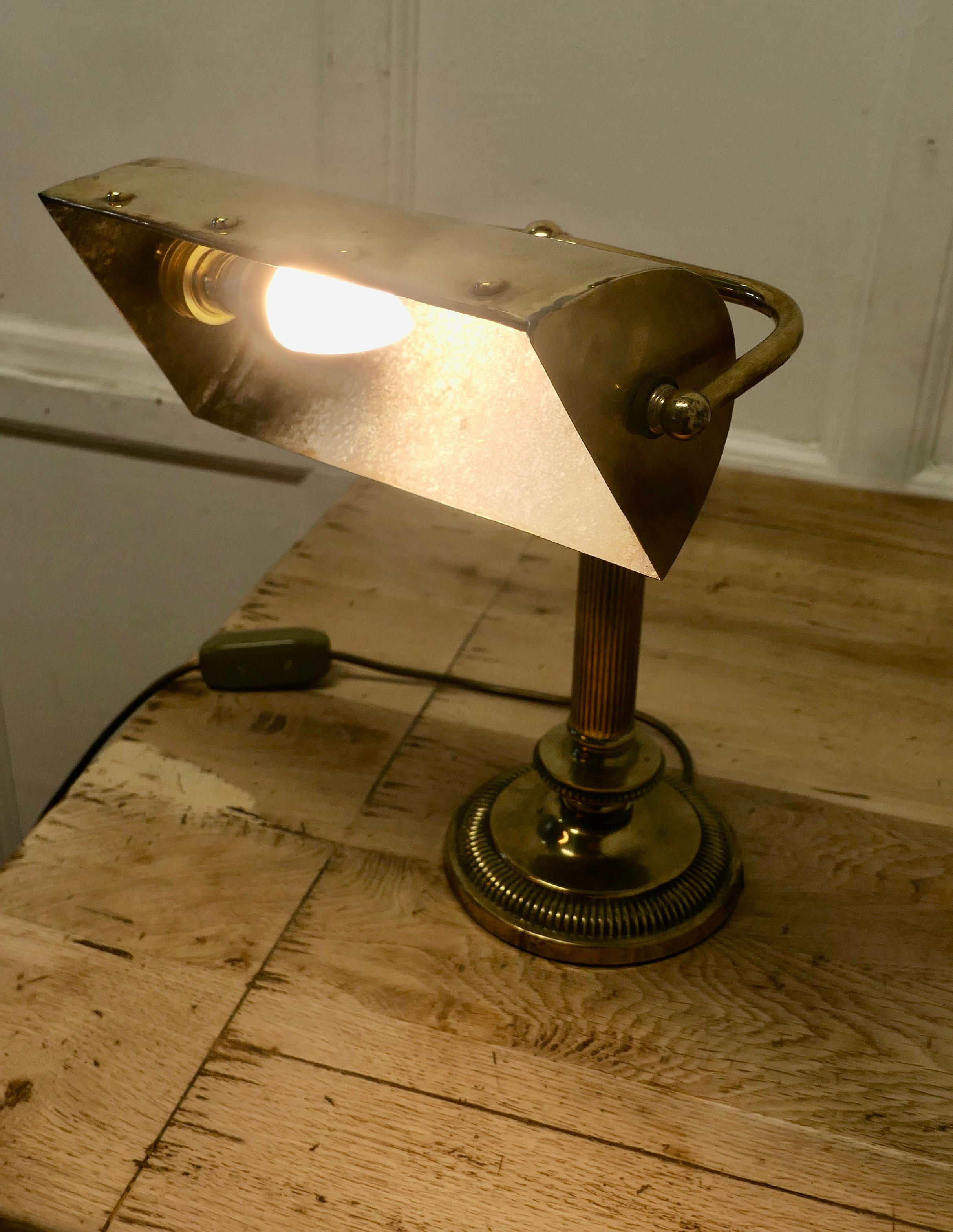 Laiton Superbe lampe de bureau Art Déco Bankers en laiton en vente