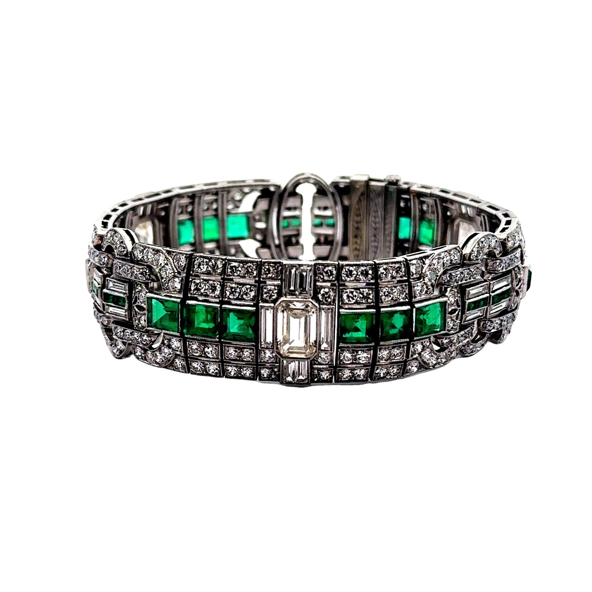 Un incroyable trésor, cette merveille de bracelet datant de la période Art déco de la fin des années 1920 et en parfait état d'origine. Il présente des motifs géométriques frappants qui ont été rendus populaires à l'époque et qui incarnent l'essence