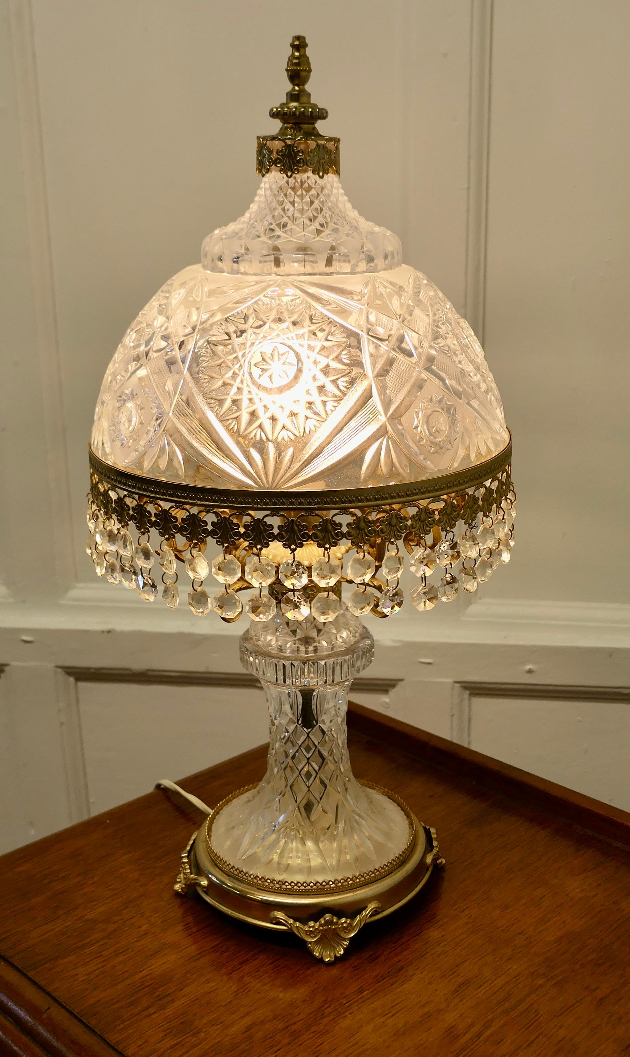 Superb Art Deco Glass Lamp and Glass Shade This Is a Very Pretty Piece In Good Condition In Chillerton, Isle of Wight