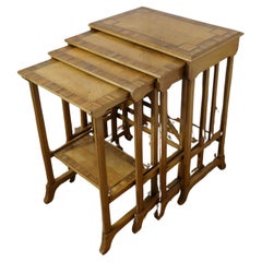 Superbo nido di 4 tavoli alti in noce Art Déco    Questo è un meraviglioso set elegante