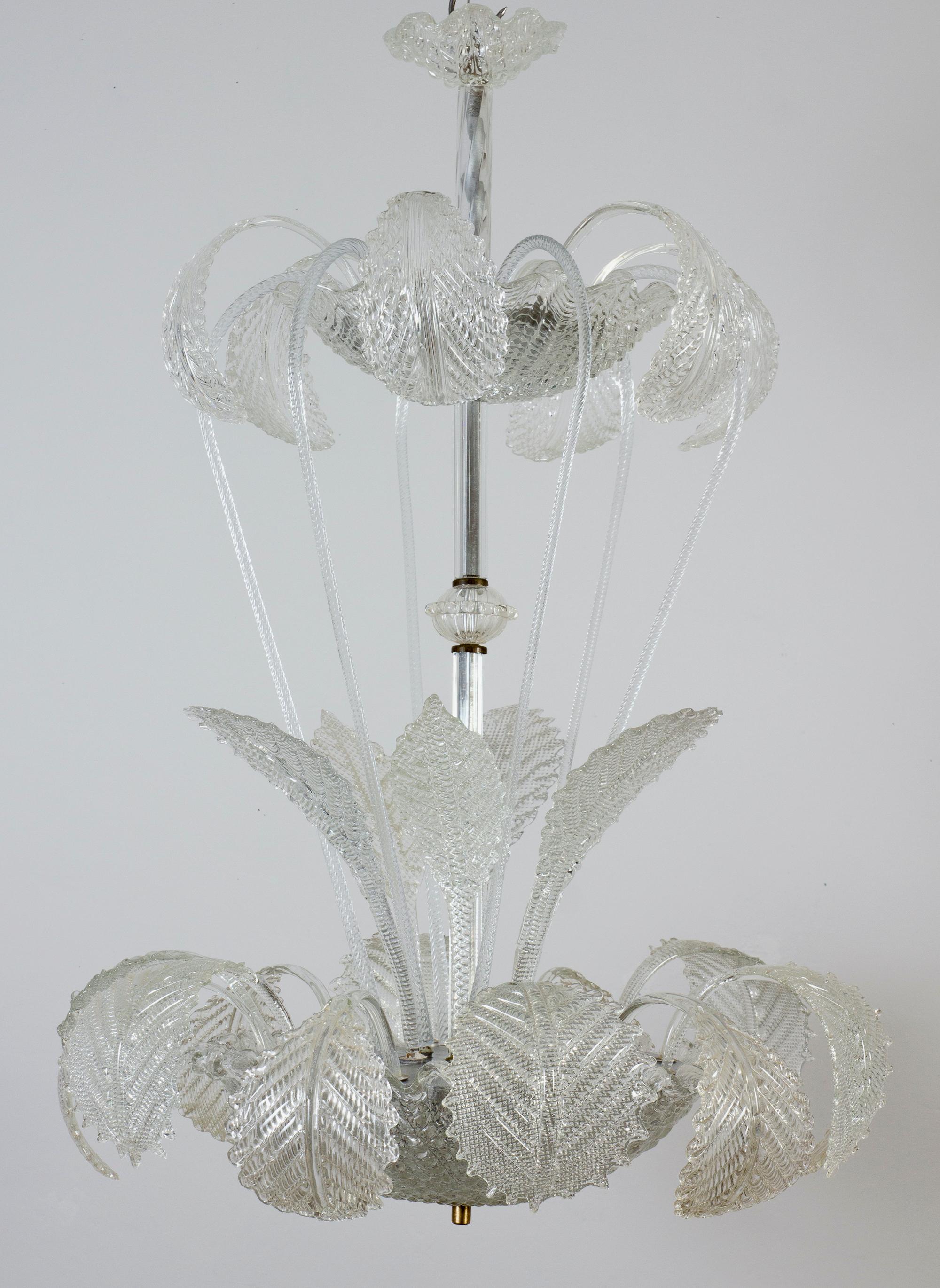Increíble araña de cristal de Murano Ninfea soplado a mano en dos niveles por Ercole Barovier.
 Elegancia atemporal para tu interior. 
Excelente estado vintage.

 Podemos cablear el bastidor según las normas estadounidenses.
Limpiada y recableada,