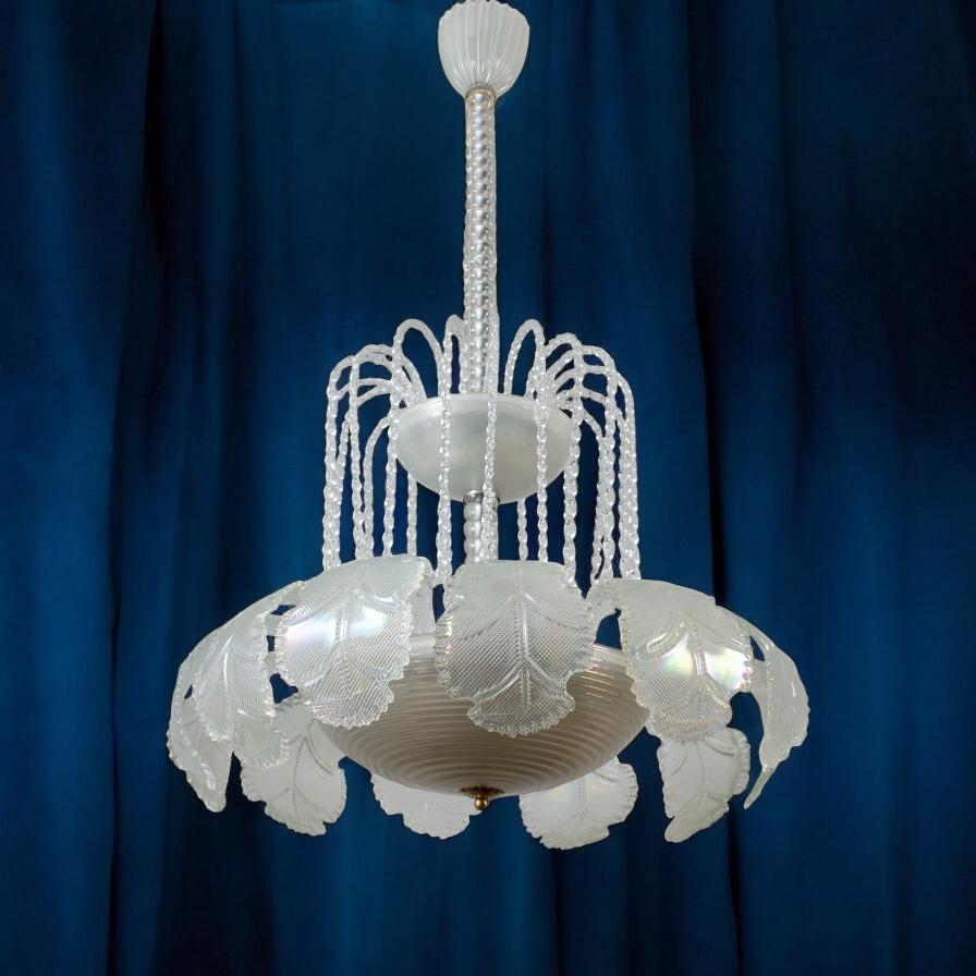 Superbe lustre à deux niveaux en verre de Murano soufflé à la main par Ercol Barovier. Cascade de  précieux irisé  feuilles soufflées à la main.
 Une élégance intemporelle pour votre intérieur. 
Excellent état vintage.
 Nous pouvons câbler le cadre