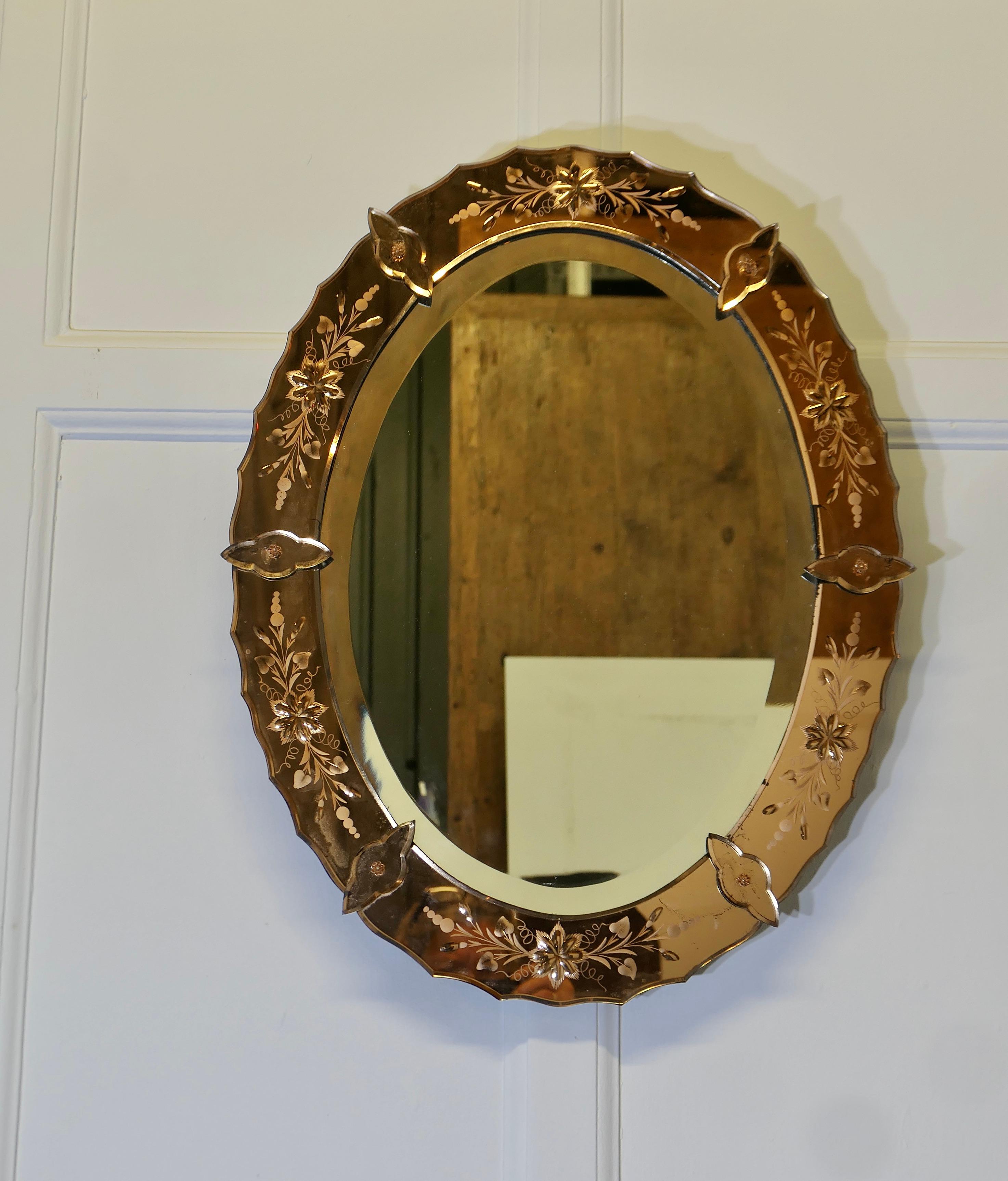 Superbe miroir vénitien ovale Art Déco

Il s'agit d'une pièce très attrayante, le miroir biseauté est placé dans un cadre vénitien en verre ambré de 3 pouces de large. Il a une forme ovale et un thème floral qui est repris dans la gravure sur le