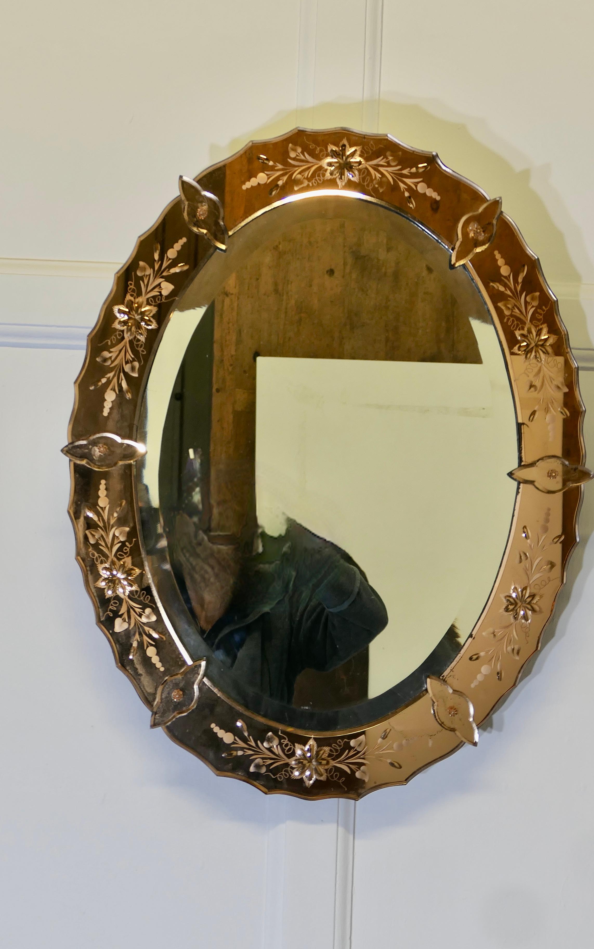 Art déco Superbe miroir vénitien ovale Art Déco  C'est une pièce très attrayante en vente