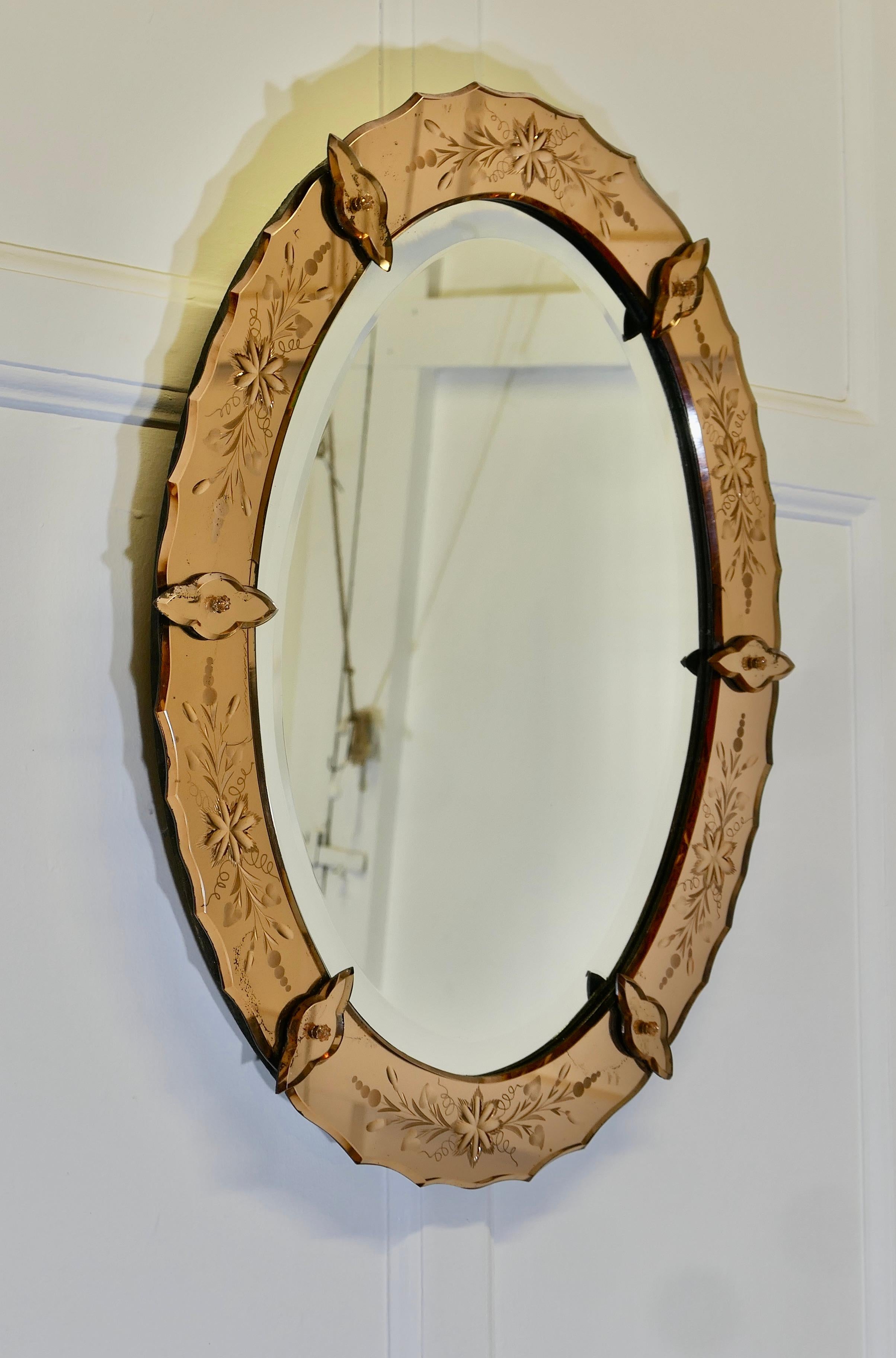 Superbe miroir vénitien ovale Art Déco  C'est une pièce très attrayante Bon état - En vente à Godshill, Isle of Wight
