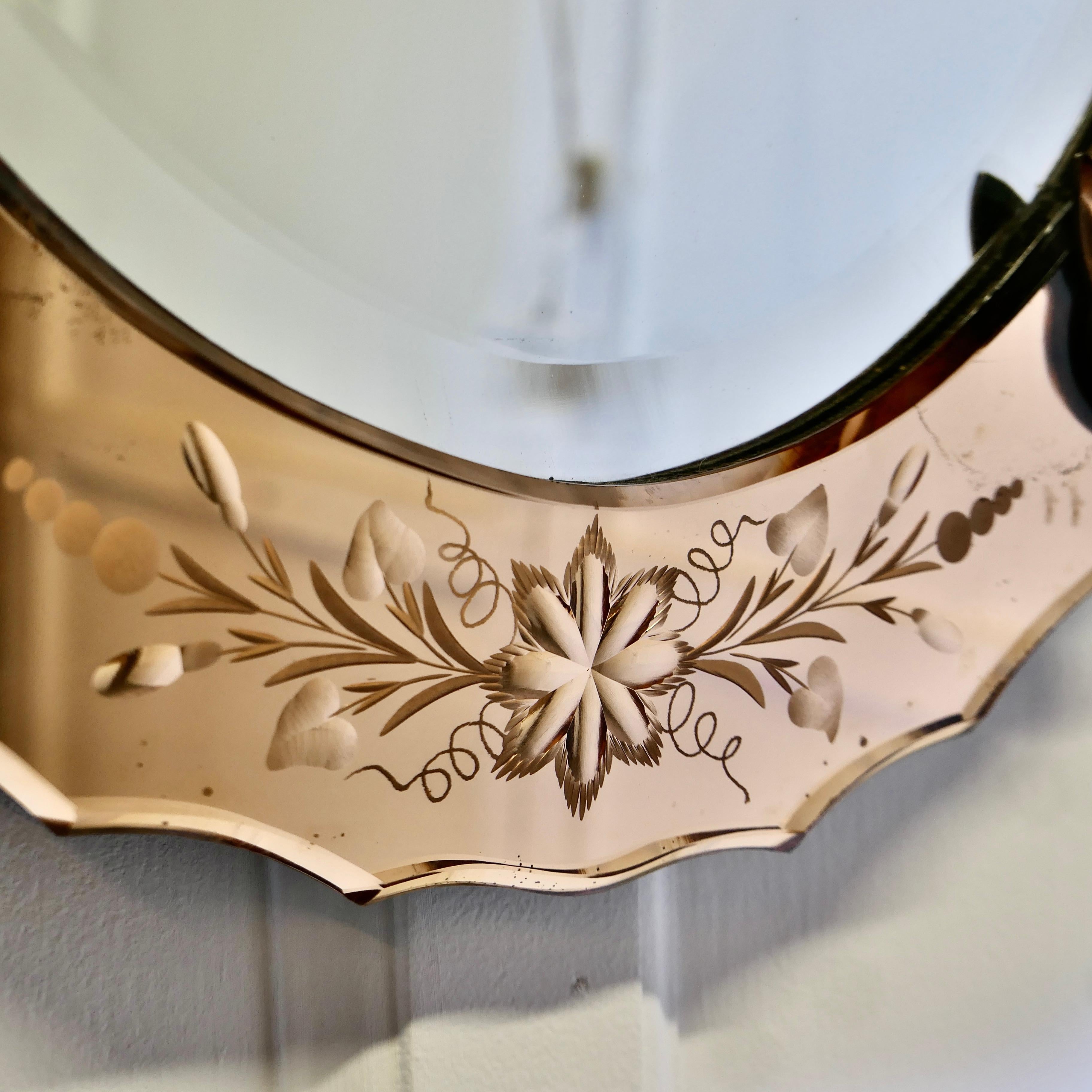 Milieu du XXe siècle Superbe miroir vénitien ovale Art Déco  C'est une pièce très attrayante en vente