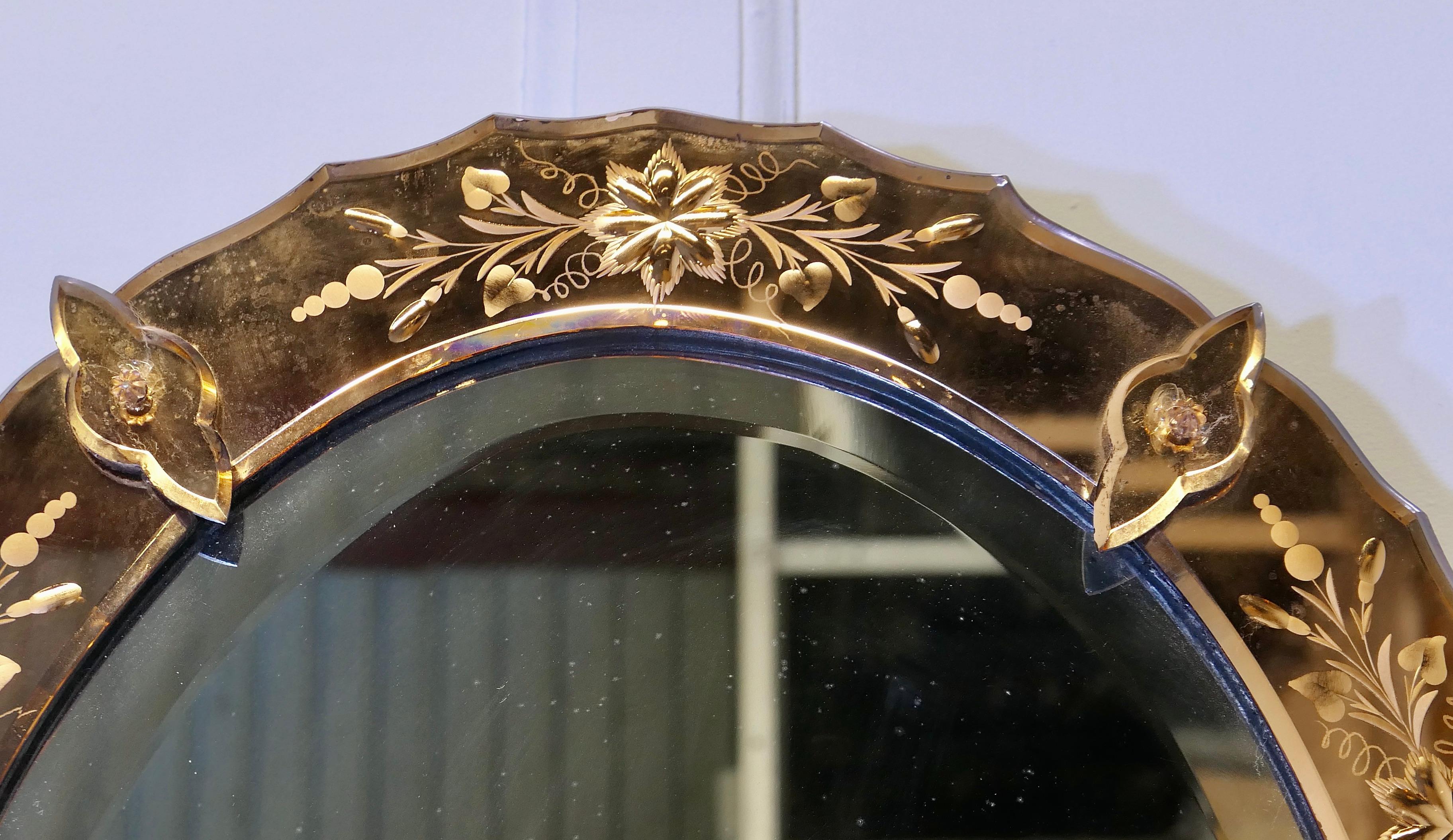 Miroir Superbe miroir vénitien ovale Art Déco  C'est une pièce très attrayante en vente