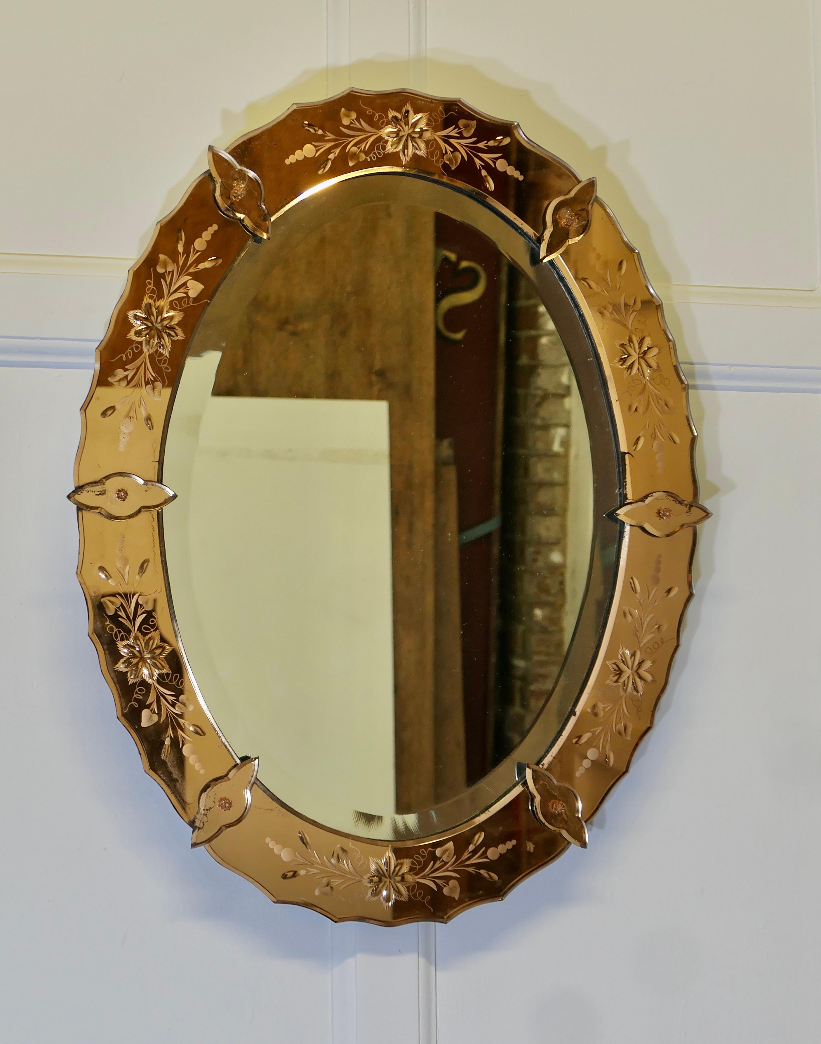Superbe miroir vénitien ovale Art Déco  C'est une pièce très attrayante en vente 1