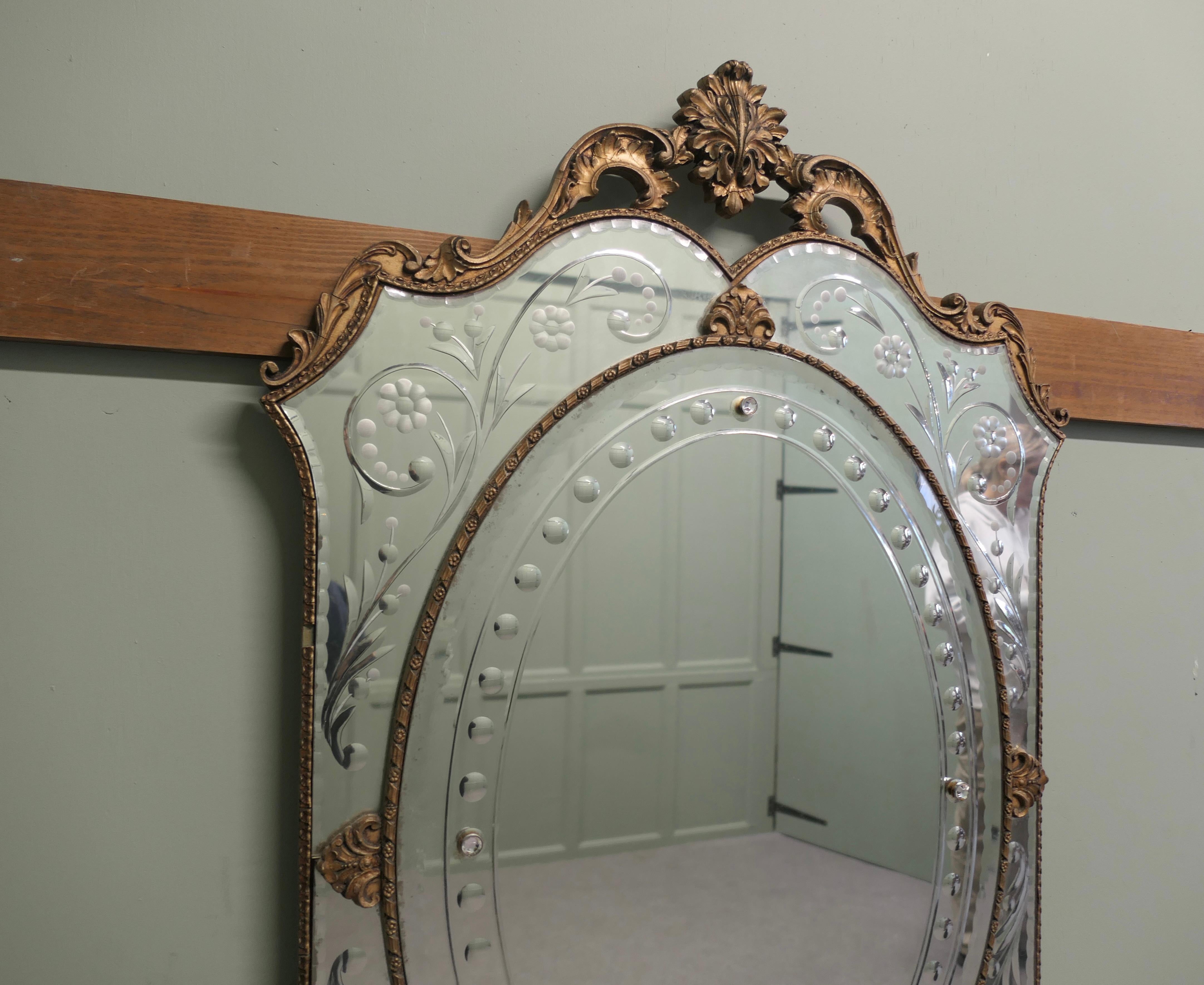 Arts and Crafts Superbe Art Deco Mirror de style vénitien Il s'agit d'une pièce très attrayante. en vente