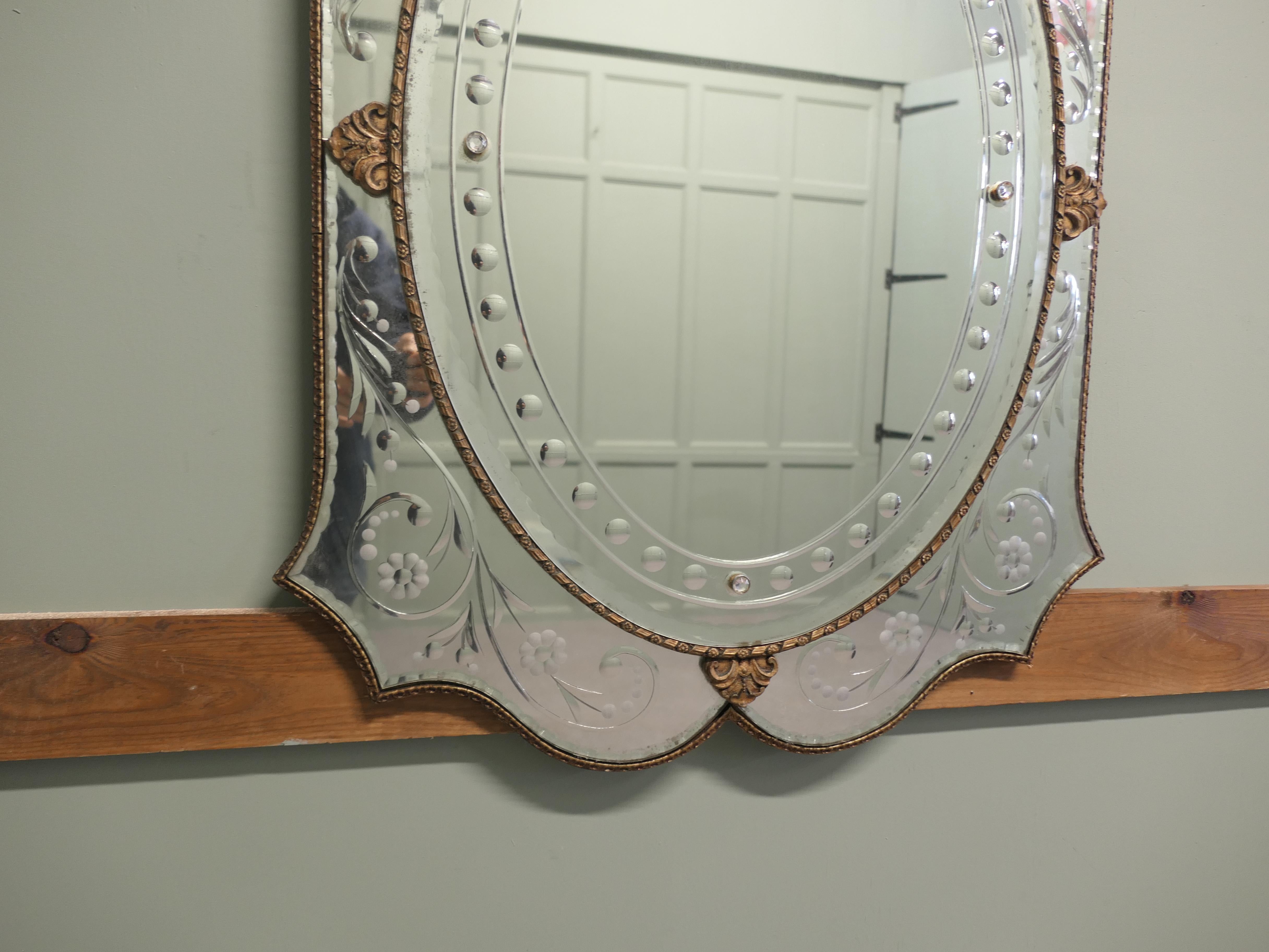 Superbe Art Deco Mirror de style vénitien Il s'agit d'une pièce très attrayante. Bon état - En vente à Godshill, Isle of Wight