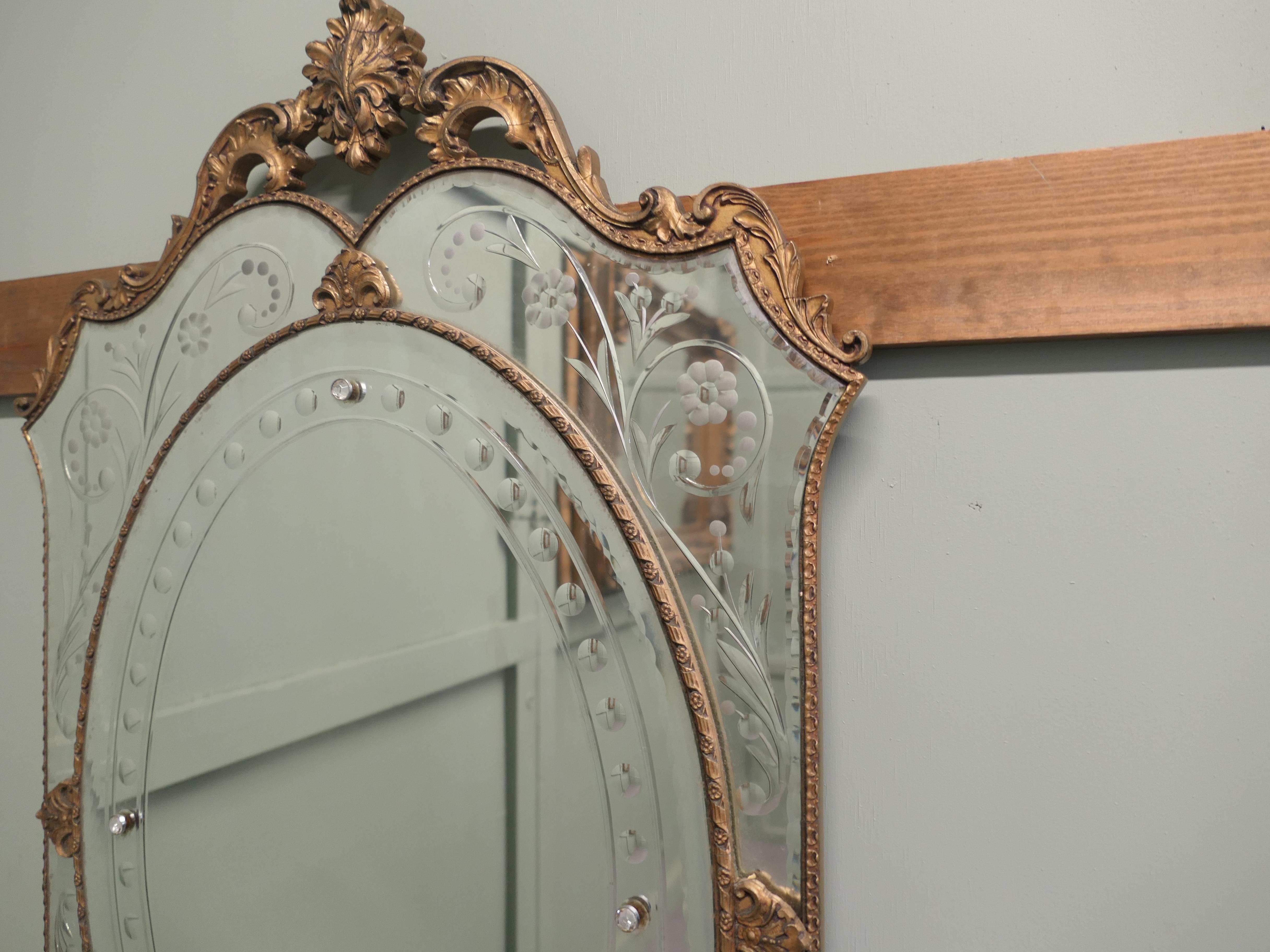 Milieu du XXe siècle Superbe Art Deco Mirror de style vénitien Il s'agit d'une pièce très attrayante. en vente