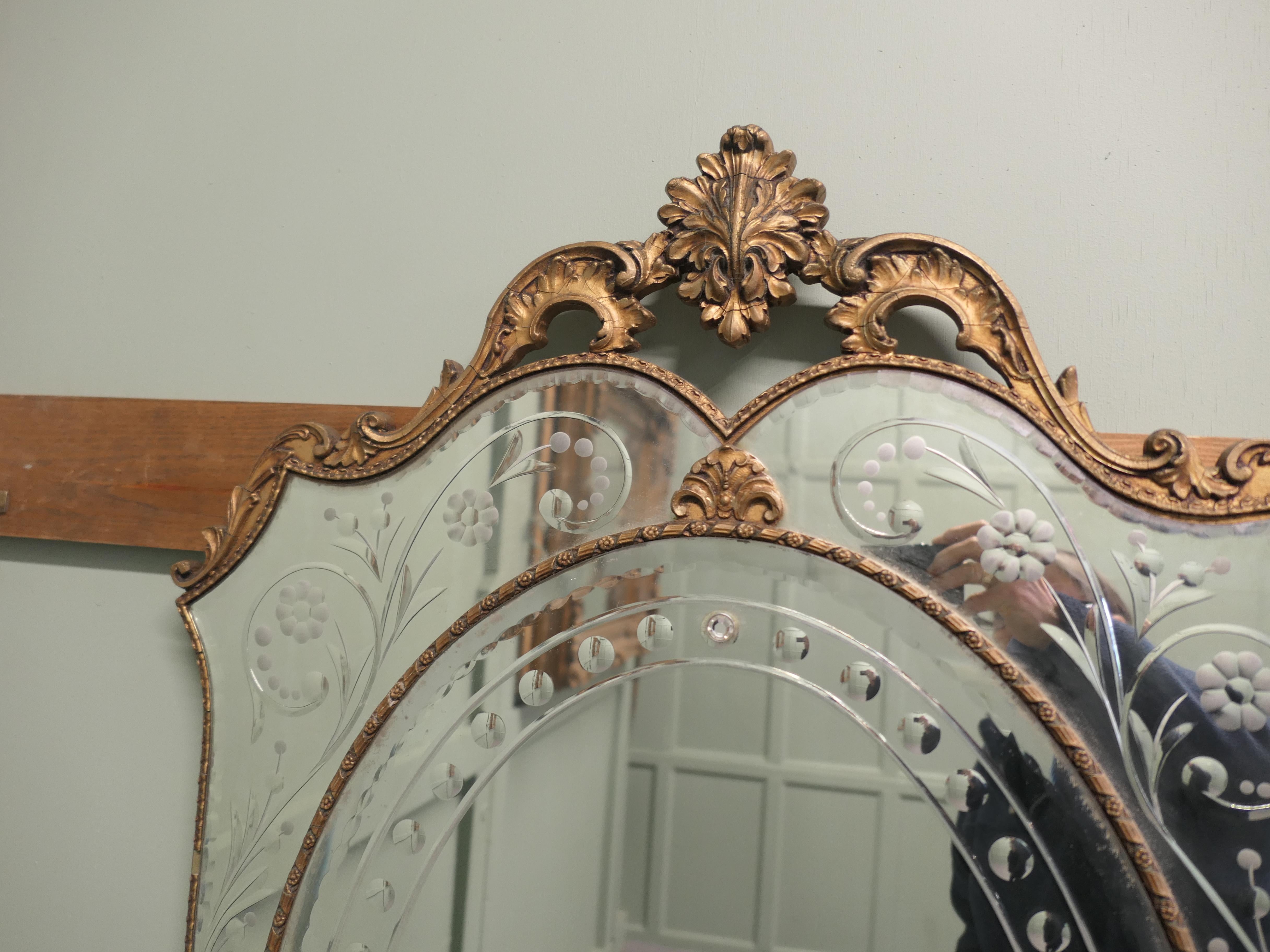 Miroir Superbe Art Deco Mirror de style vénitien Il s'agit d'une pièce très attrayante. en vente