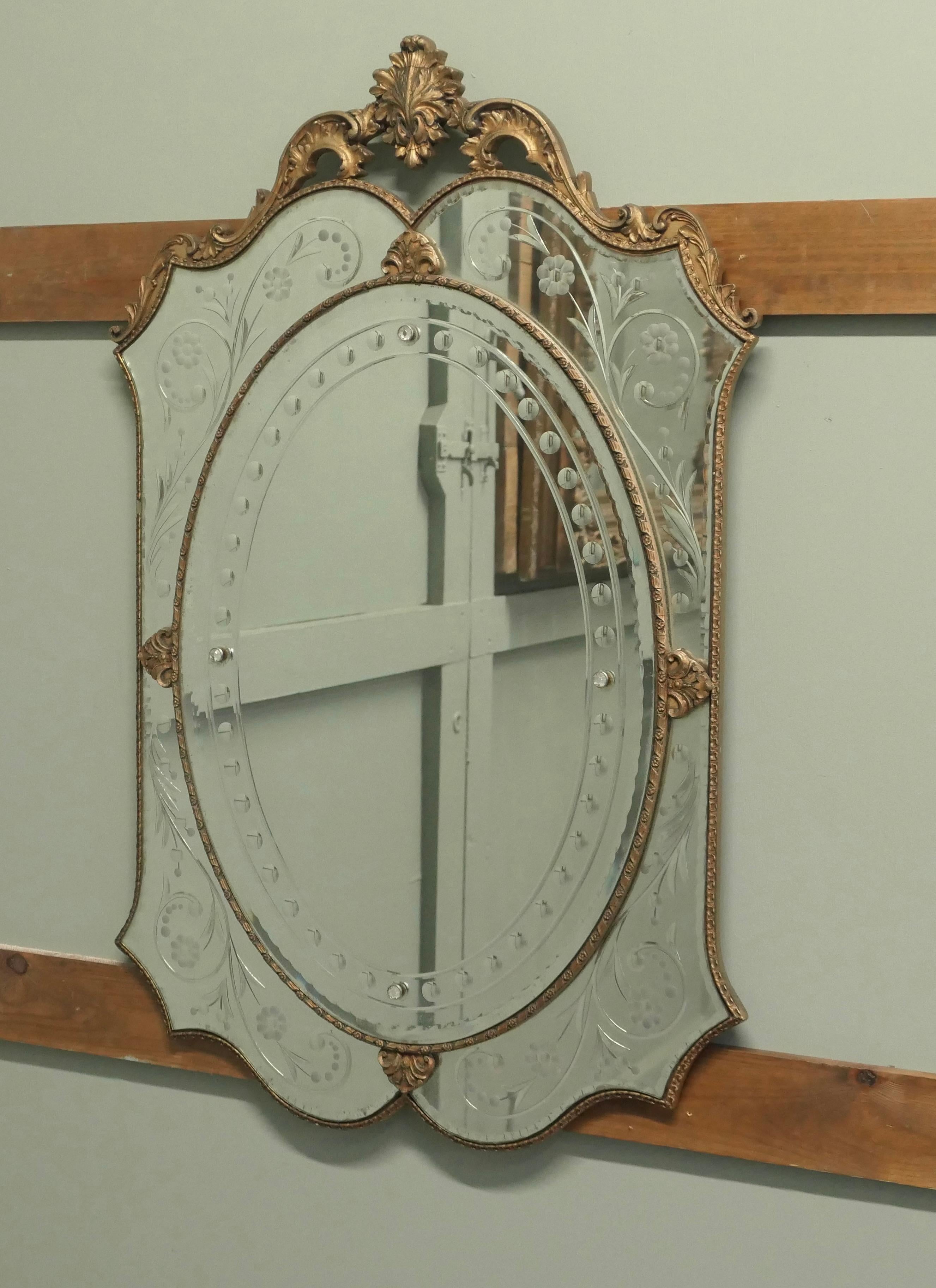 Superbe Art Deco Mirror de style vénitien Il s'agit d'une pièce très attrayante. en vente 1