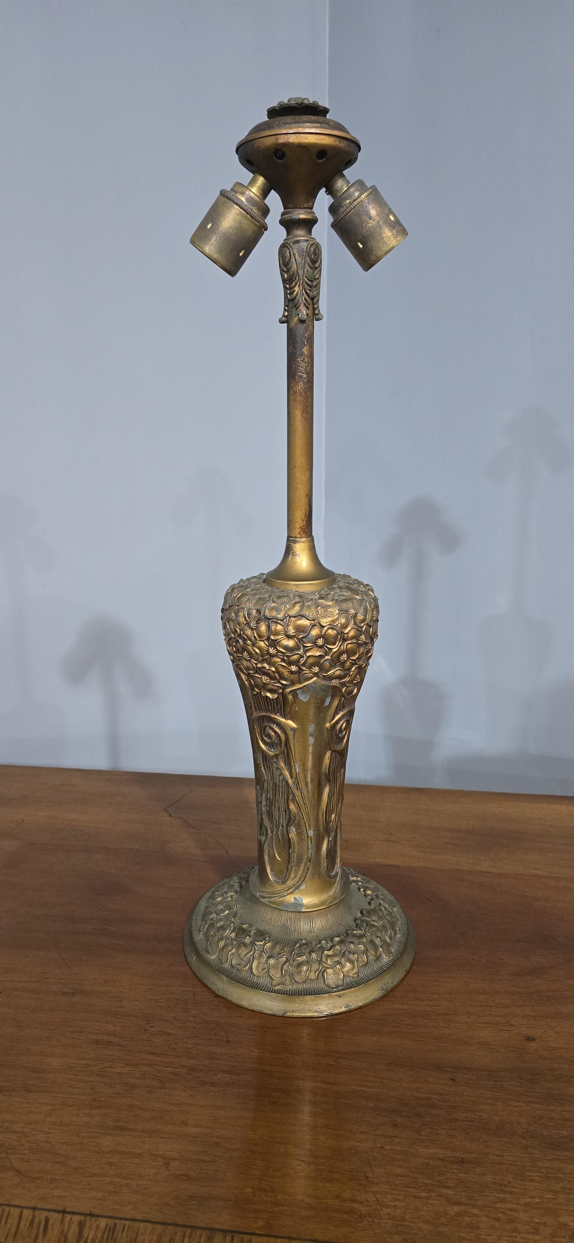 Una meravigliosa lampada da tavolo in vetro scoria Art Noveau dell'azienda americana 'Charles Parker Company',  doppio bulbo, pronto per l'uso, dopo essere stato sottoposto a Test Test.

24