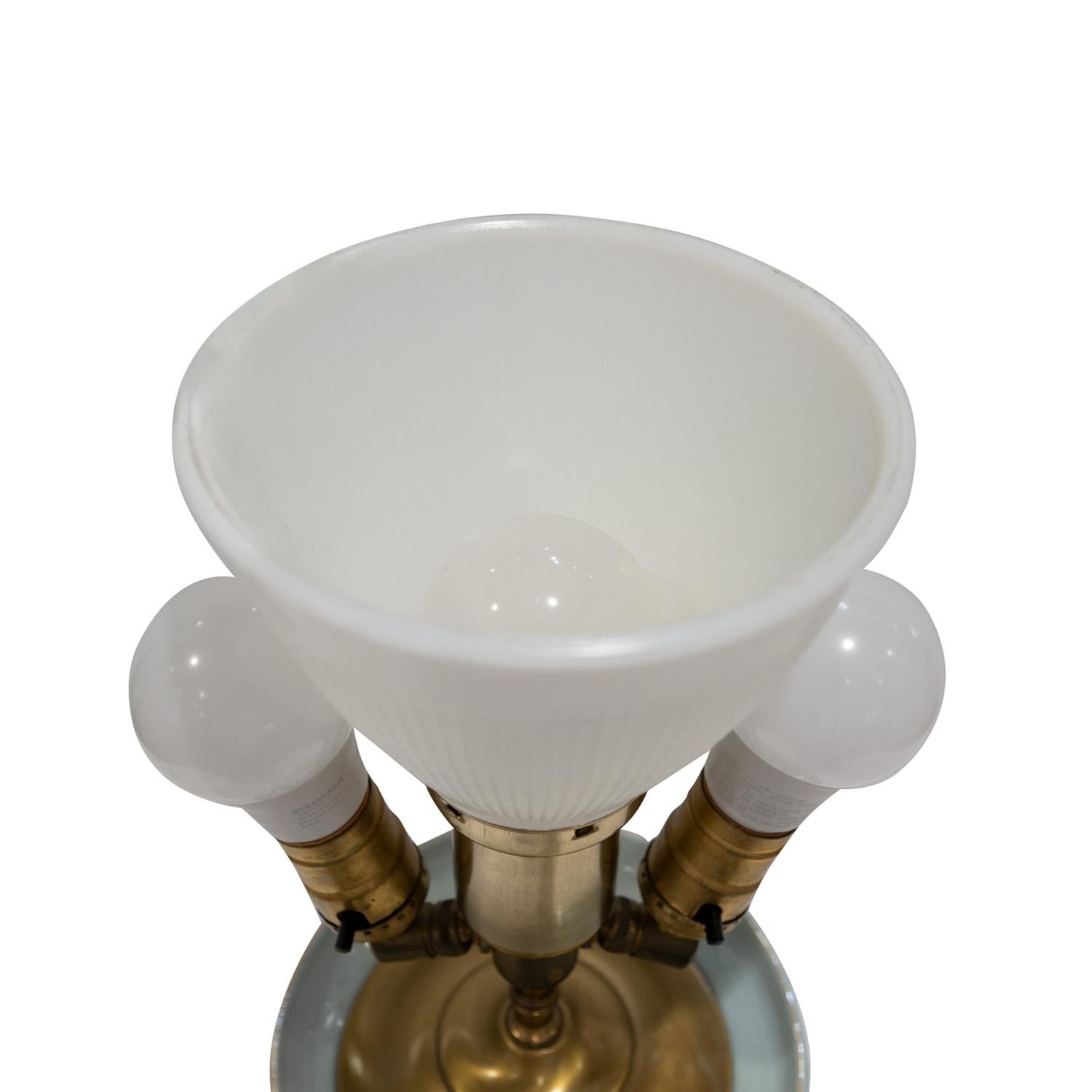 Laiton Superbe lampe de bureau artisanale en porcelaine chinoise sur base en bois sculpté, années 1960 en vente