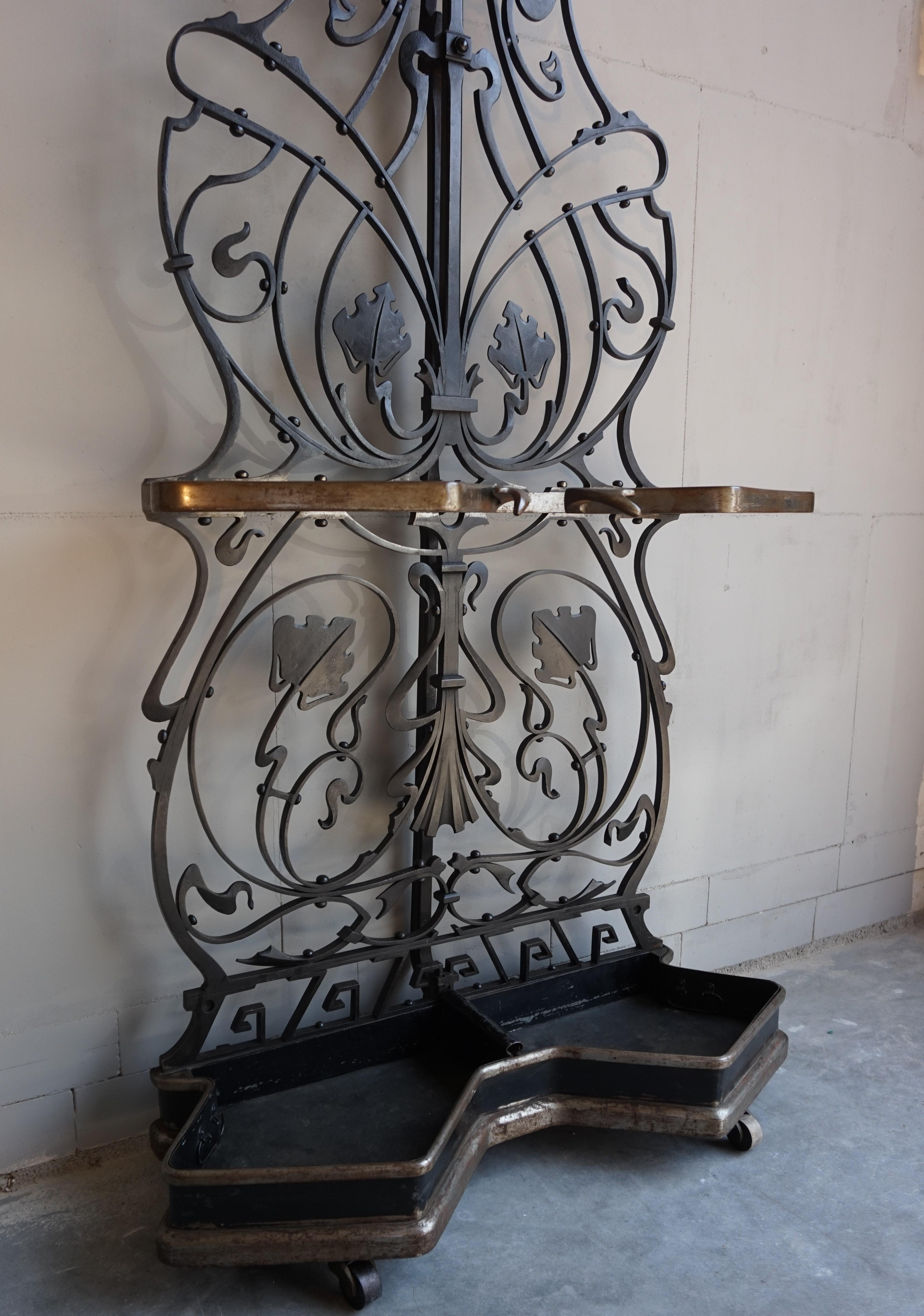 20ième siècle Superbe porte-manteau et stand pour parapluie en fer forgé forgé à la main Arts & Crafts