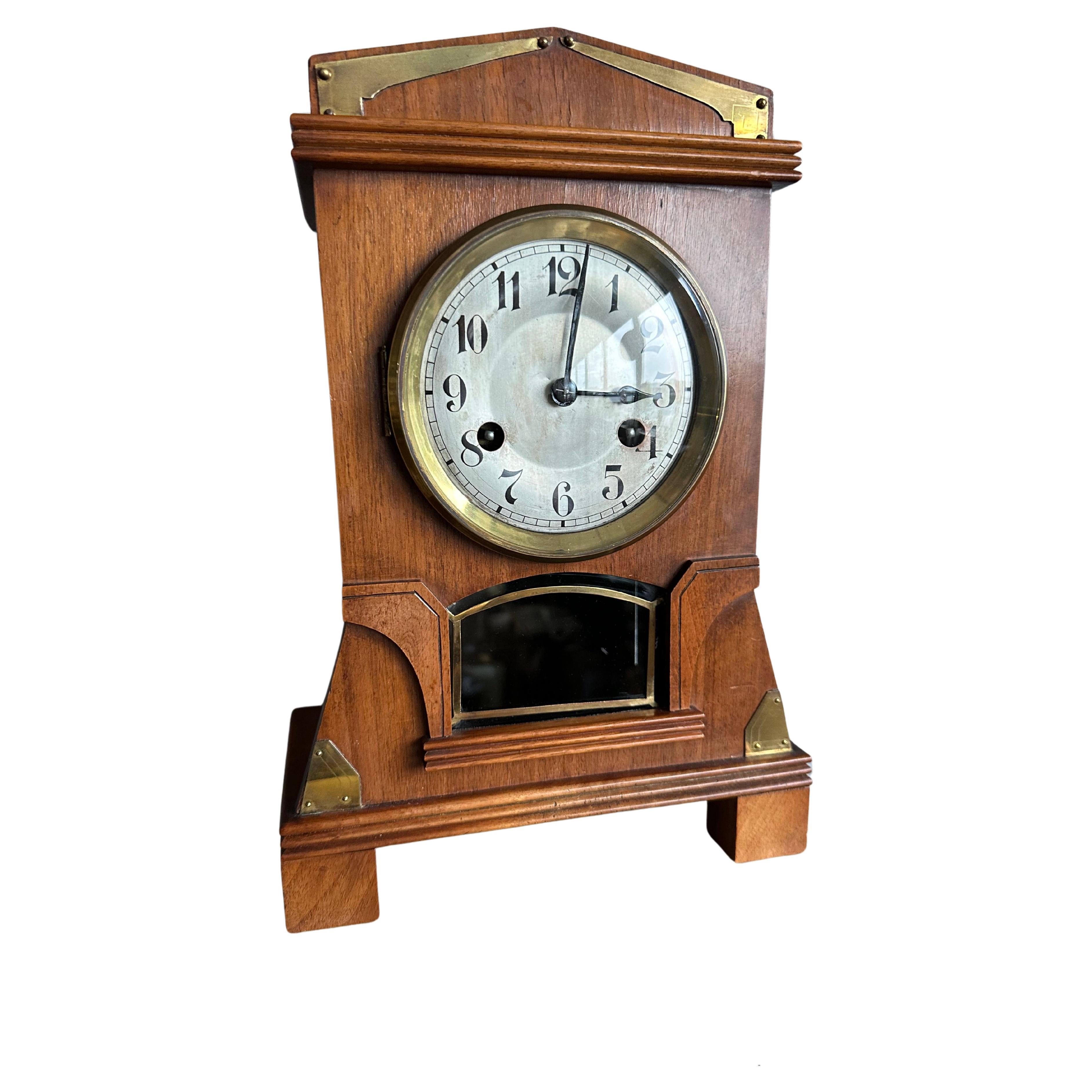 Superbe pendule / horloge de table ou de bureau en bois de noyer et laiton de style Arts and Crafts