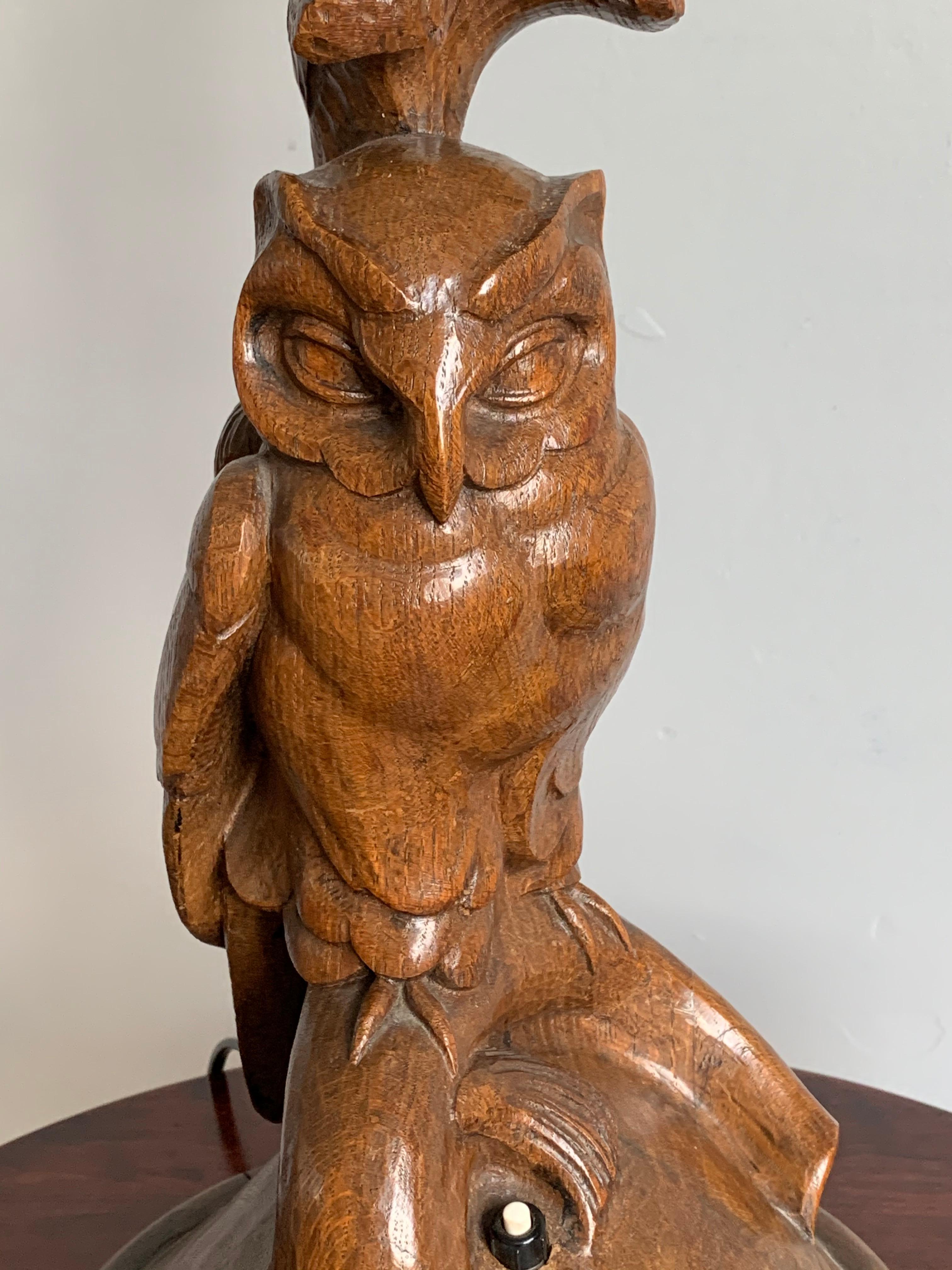 Stylish Arts & Crafts Hand Carved Oak Owl Sculpture Desk or Table Lamp 1920 In Excellent Condition In Lisse, NL