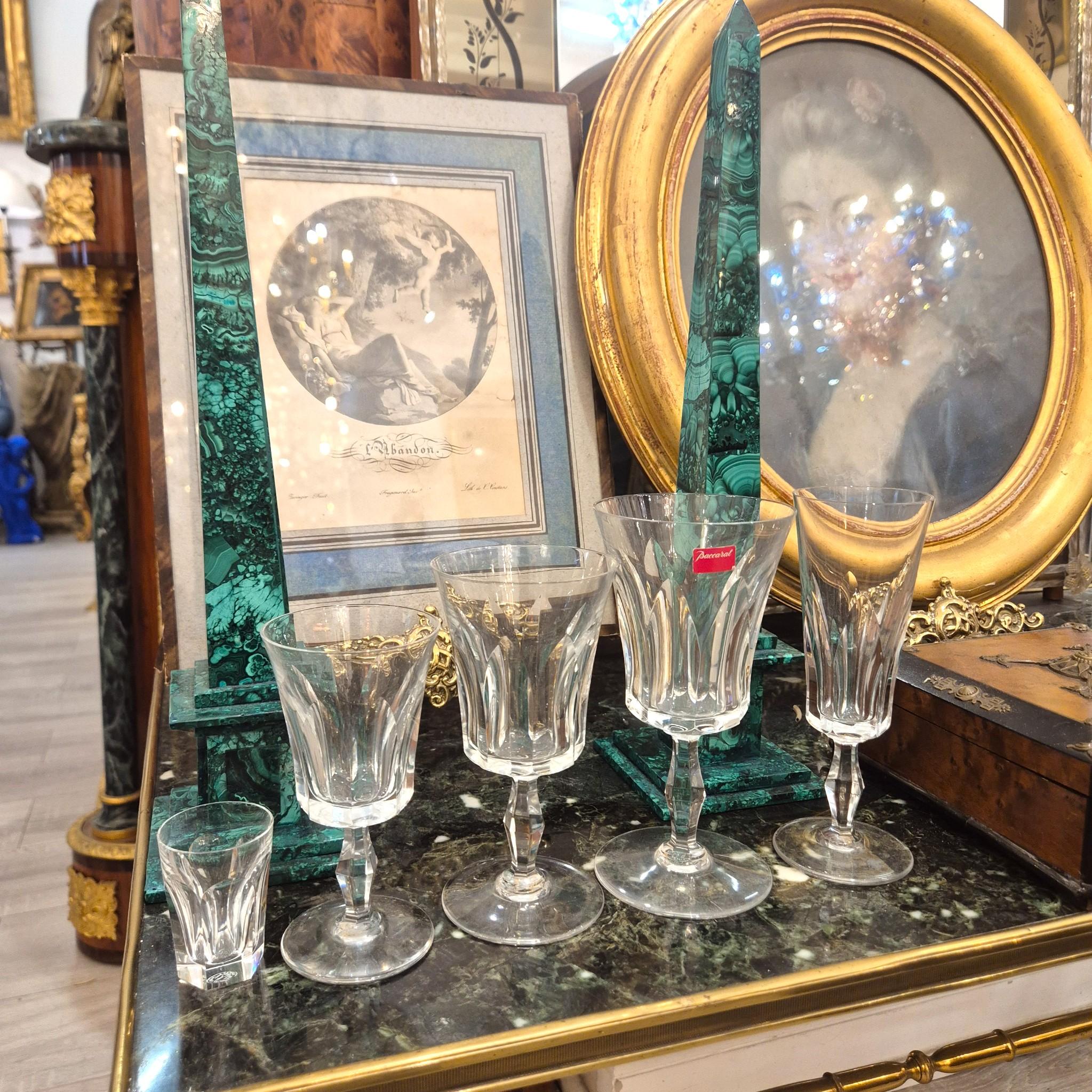 Magnifico set di cristalli firmato Baccarat, modello Polignac, uno dei modelli più eleganti e ricercati prodotti dalla maison. Questo servizio completo si distingue per la finezza del taglio, il perfetto equilibrio delle proporzioni e