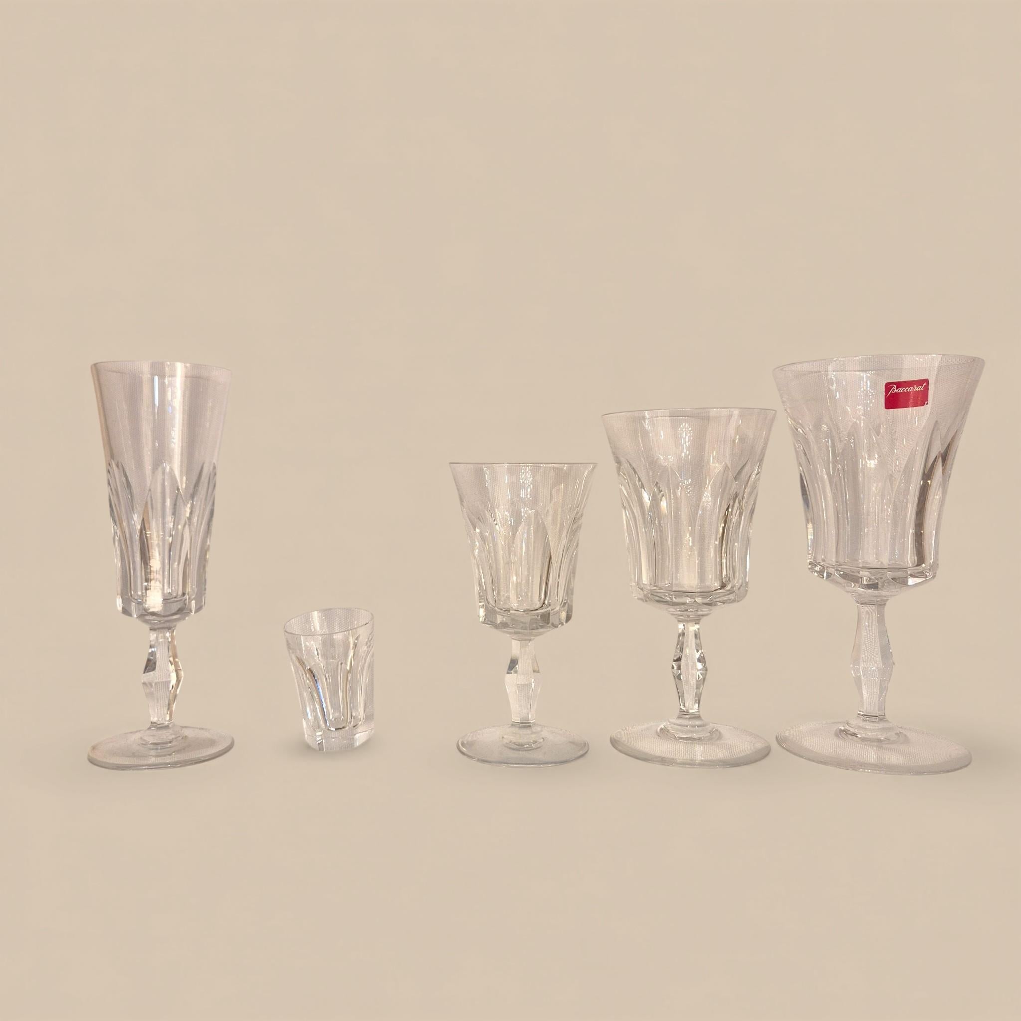 Mid-Century moderno Superbo set di cristalli Baccarat - Modello Polignac - Firmato - 42 Pezzi in vendita
