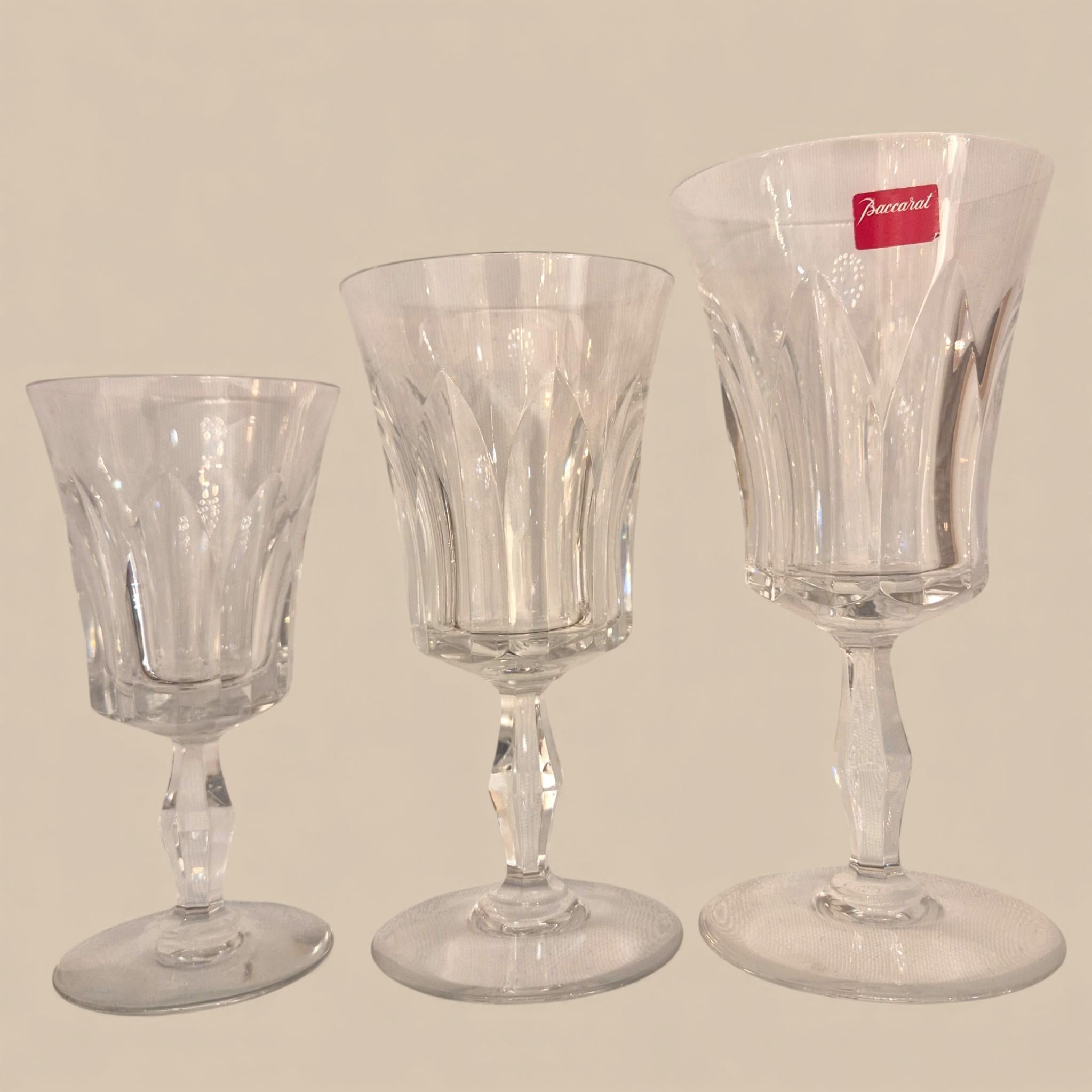 Fatto a mano Superbo set di cristalli Baccarat - Modello Polignac - Firmato - 42 Pezzi in vendita