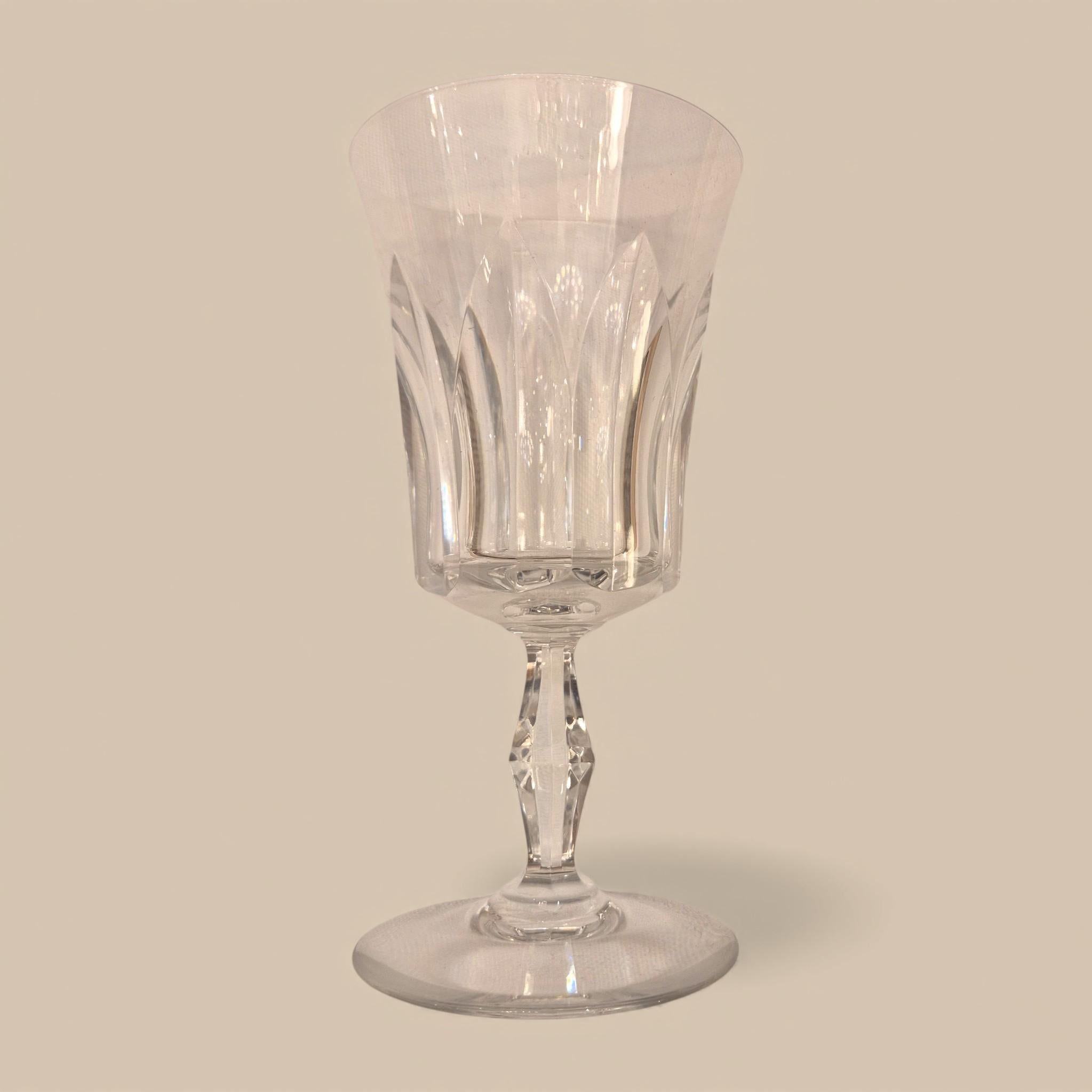 Metà XX secolo Superbo set di cristalli Baccarat - Modello Polignac - Firmato - 42 Pezzi in vendita