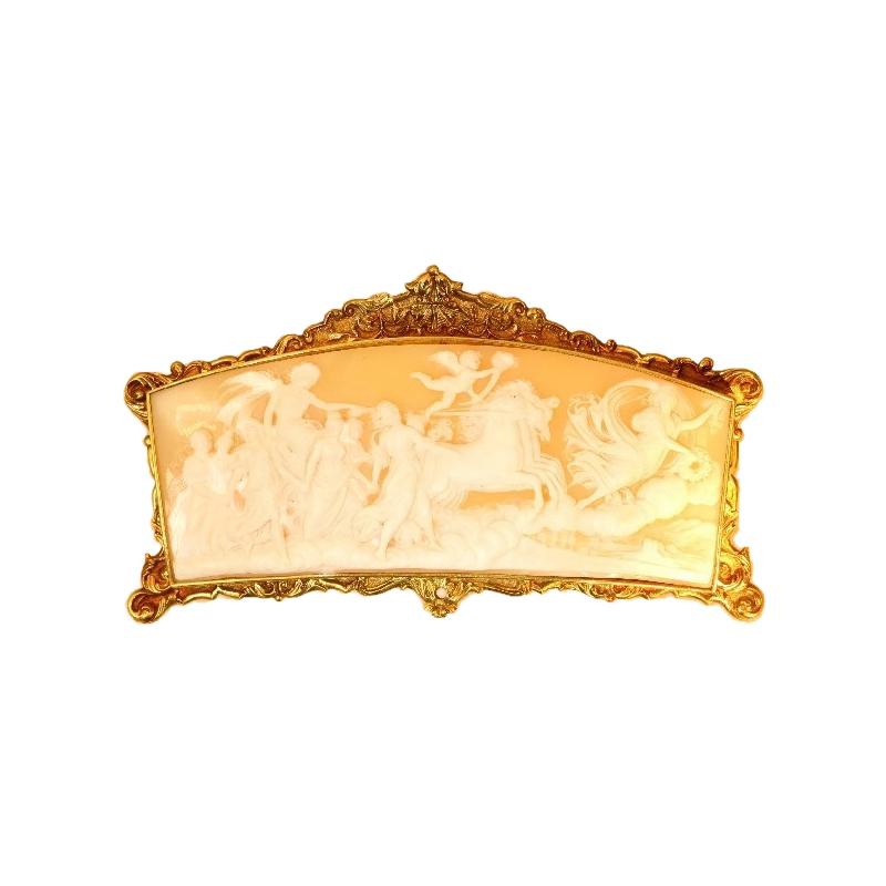 This glorious Italian Cameo is with its French 18K yellow gold mounting from 1820 in Baroque style on the verge of legendary. Like the sun rises in the east, so will you transcend like a goddess from the crowd with this masterly engraved miniature
