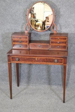 Superbe meuble-lavabo pour dame en acajou flammé et bois satiné de Beacon Hill, CIRCA 1950