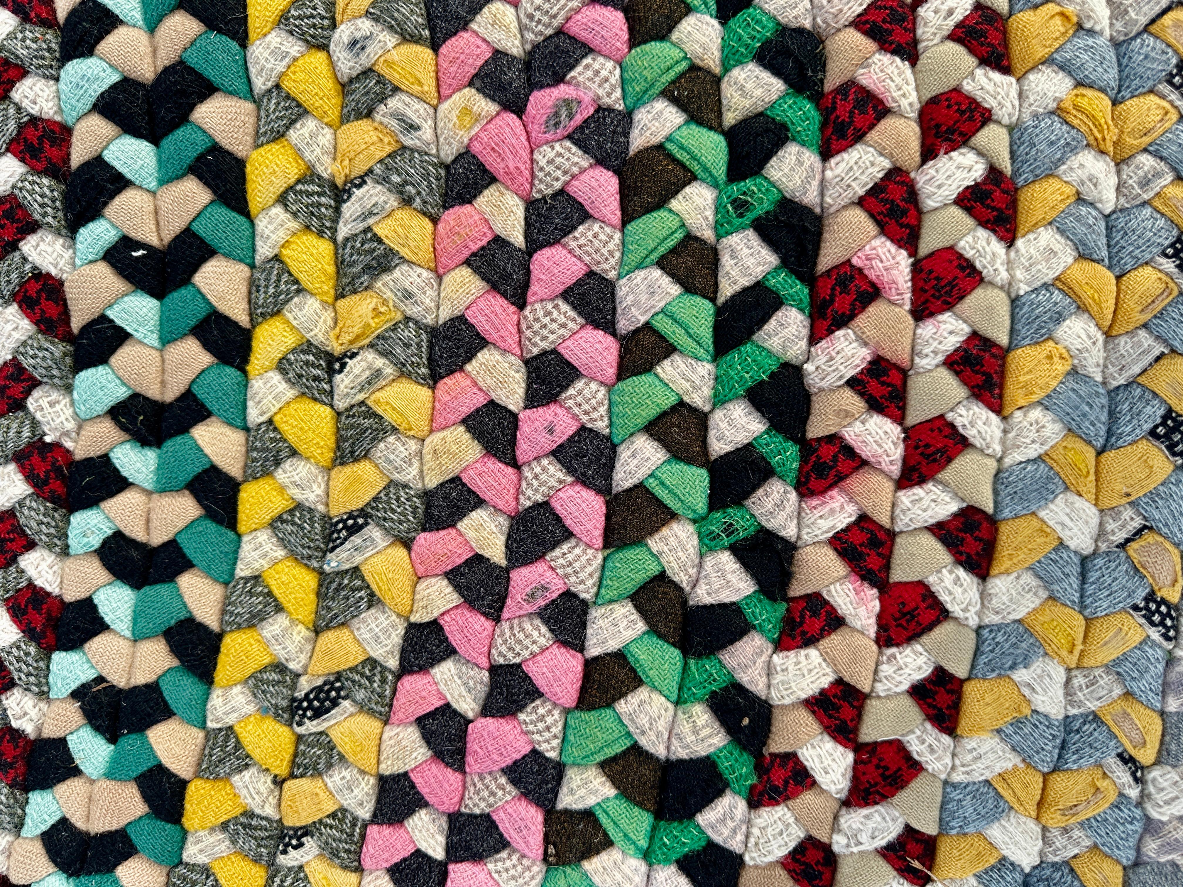 Si tratta di un grande e coloratissimo Tappeto a trecce dell'Arte Popolare Americana in ottime condizioni.  È stato realizzato da un artista di fama locale a Reading, nella contea di Berk, in Pennsylvania.  Il colore di questo tappeto di lana è