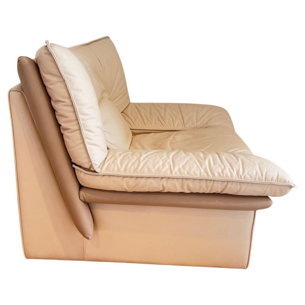 Sillón de cuero italiano postmoderno Nicoletti Salotti beige y tostado. Muy divertido Precioso sillón de cuero largo de arte pop. Tiene soportes de respaldo únicos y patas tapizadas en cuero. En muy buen estado vintage, transformará cualquier