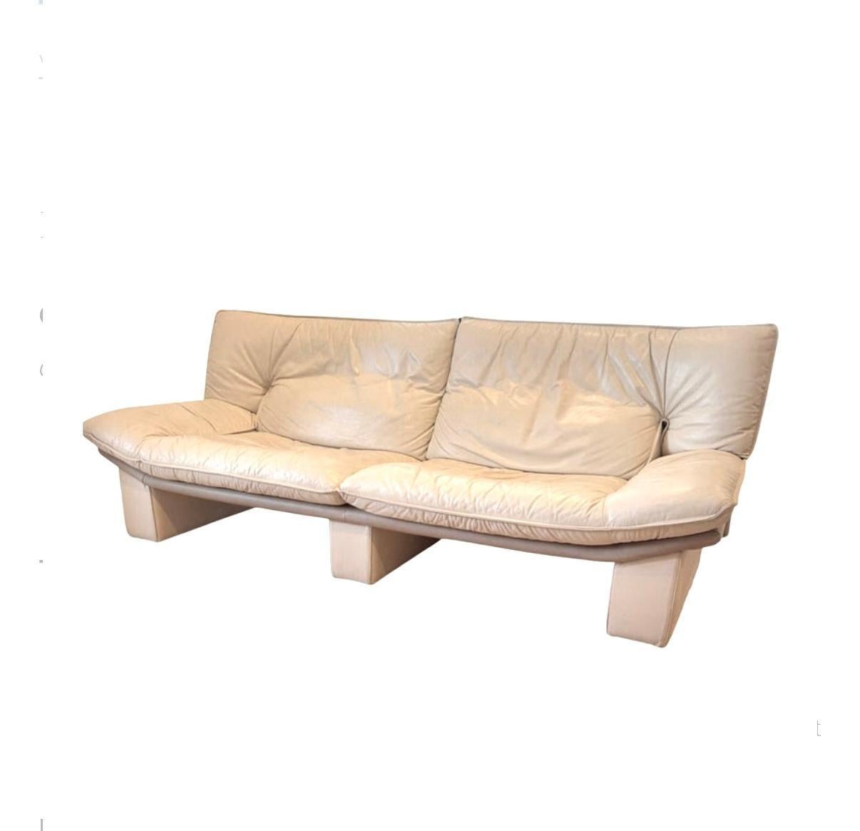 Superb Beige tan Nicoletti Salotti Post Modern Italian Leather Low Sofa In Good Condition For Sale In Brooklyn, NY