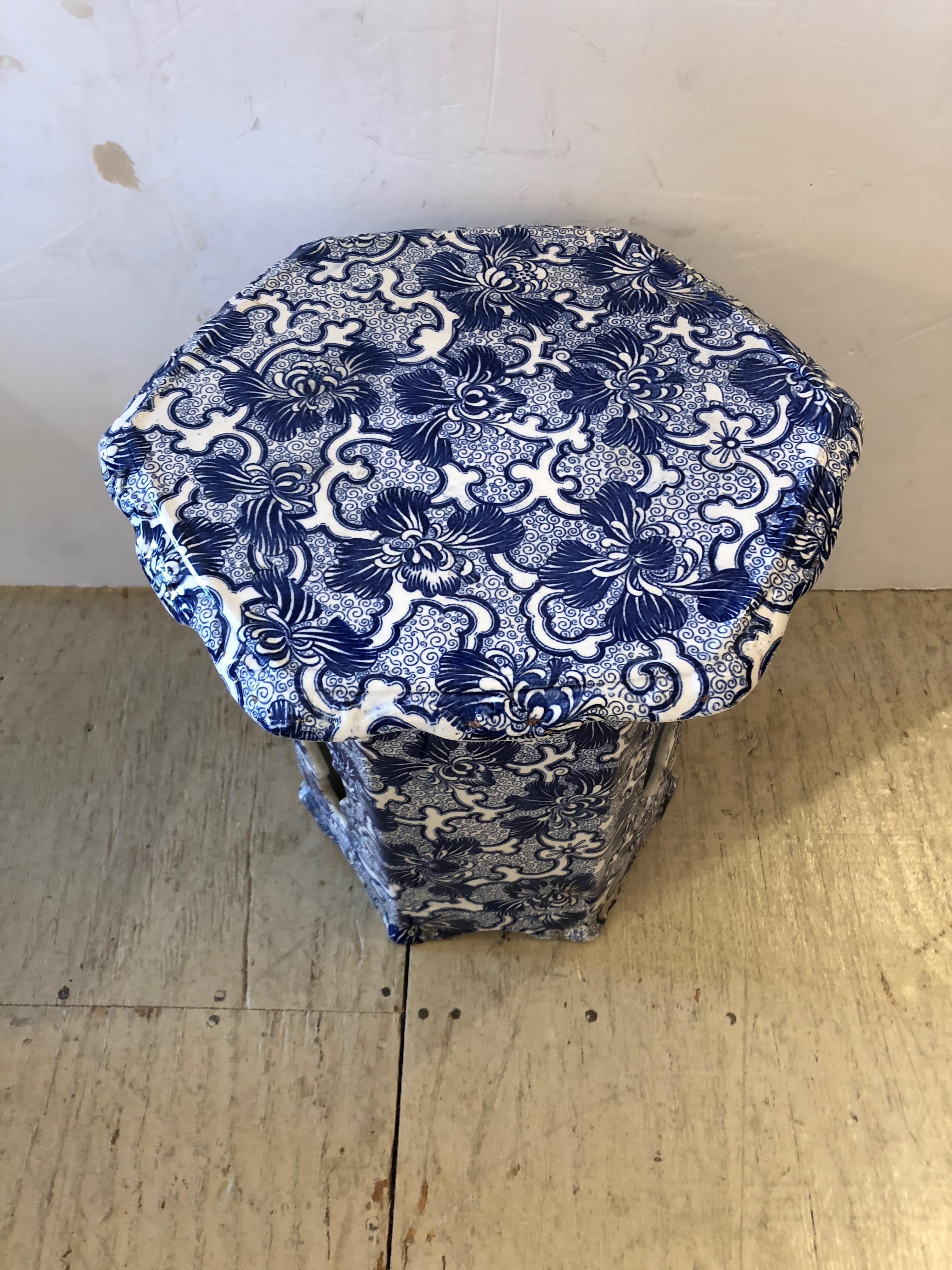 Superb Blue and White English 19th Century Garden Seat End Table Side Table In Excellent Condition For Sale In Hopewell, NJ
