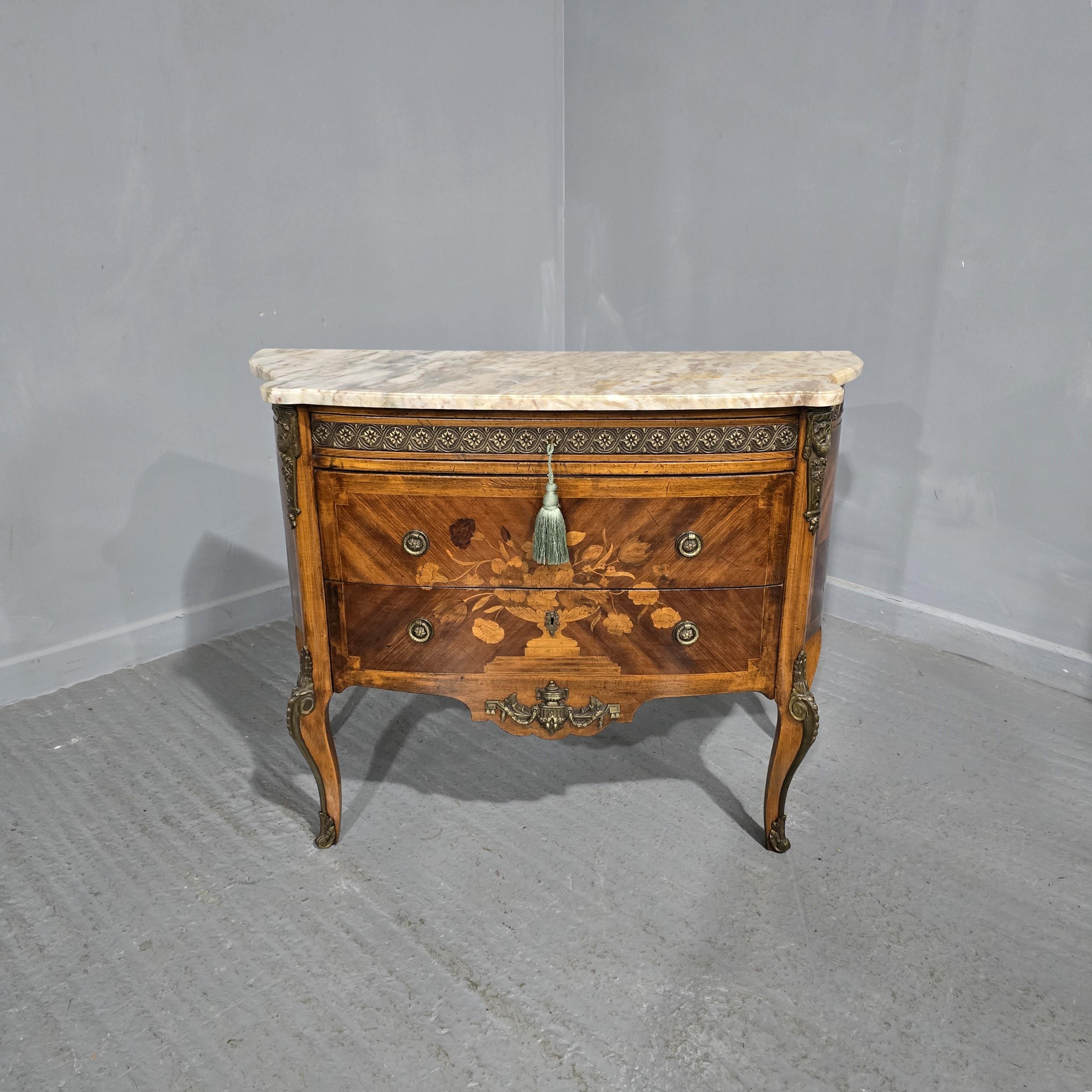 Excellent quality French bombe shaped walnut commode chest of drawers, inlaid spray of marquetry flowers to the two lower drawers, ormolu fronted single drawer to the top, super white verigated marble top, standing on cabriole legs, in overall very