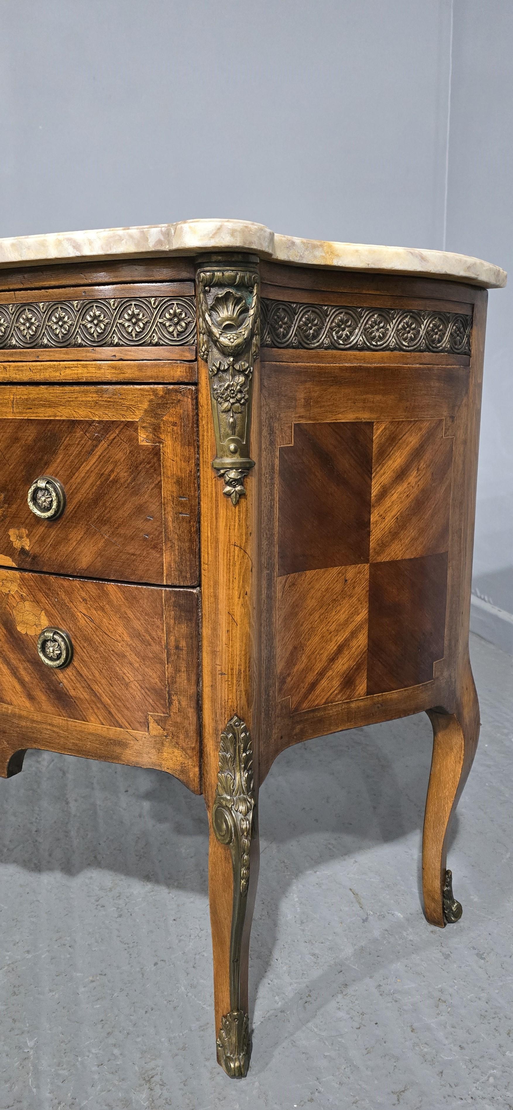 Superb Bombe Inlaid Walnut Commode Chest of Drawers In Good Condition For Sale In Swadlincote, GB